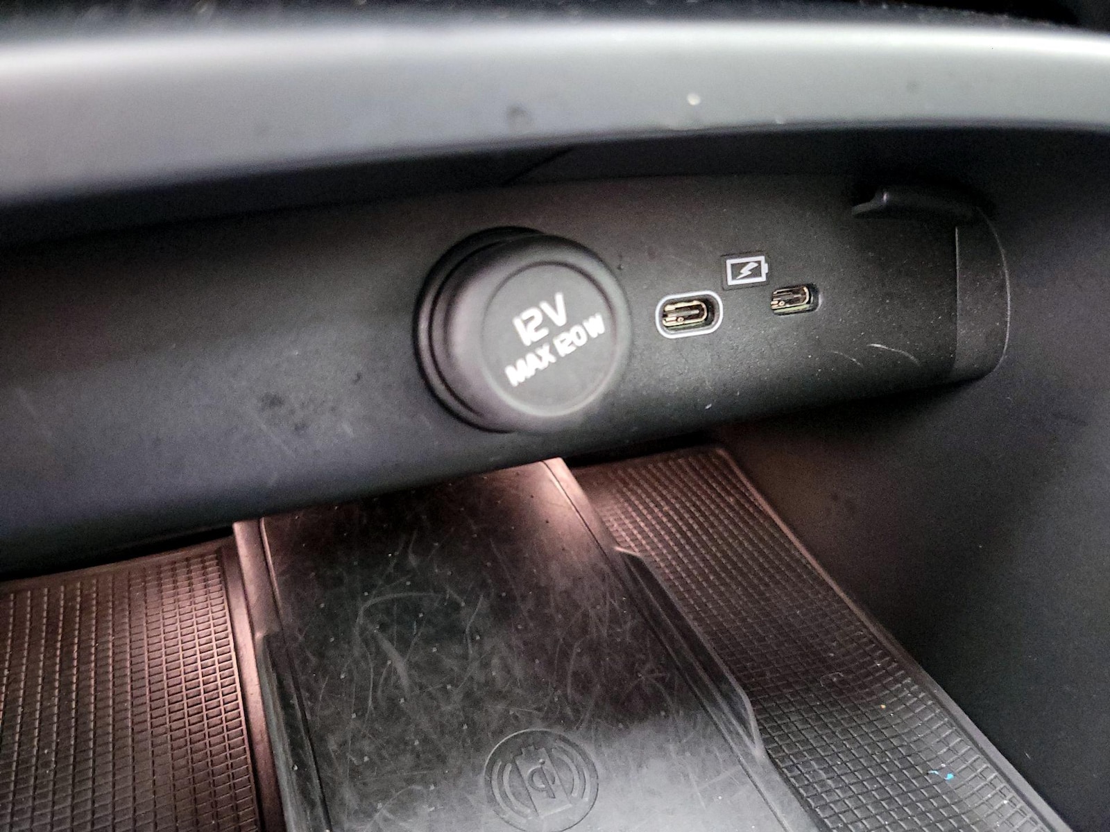 2023 Volvo XC40 Plus - Photo 19