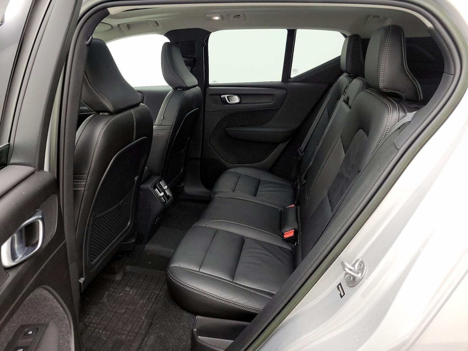 2023 Volvo XC40 Plus - Photo 21