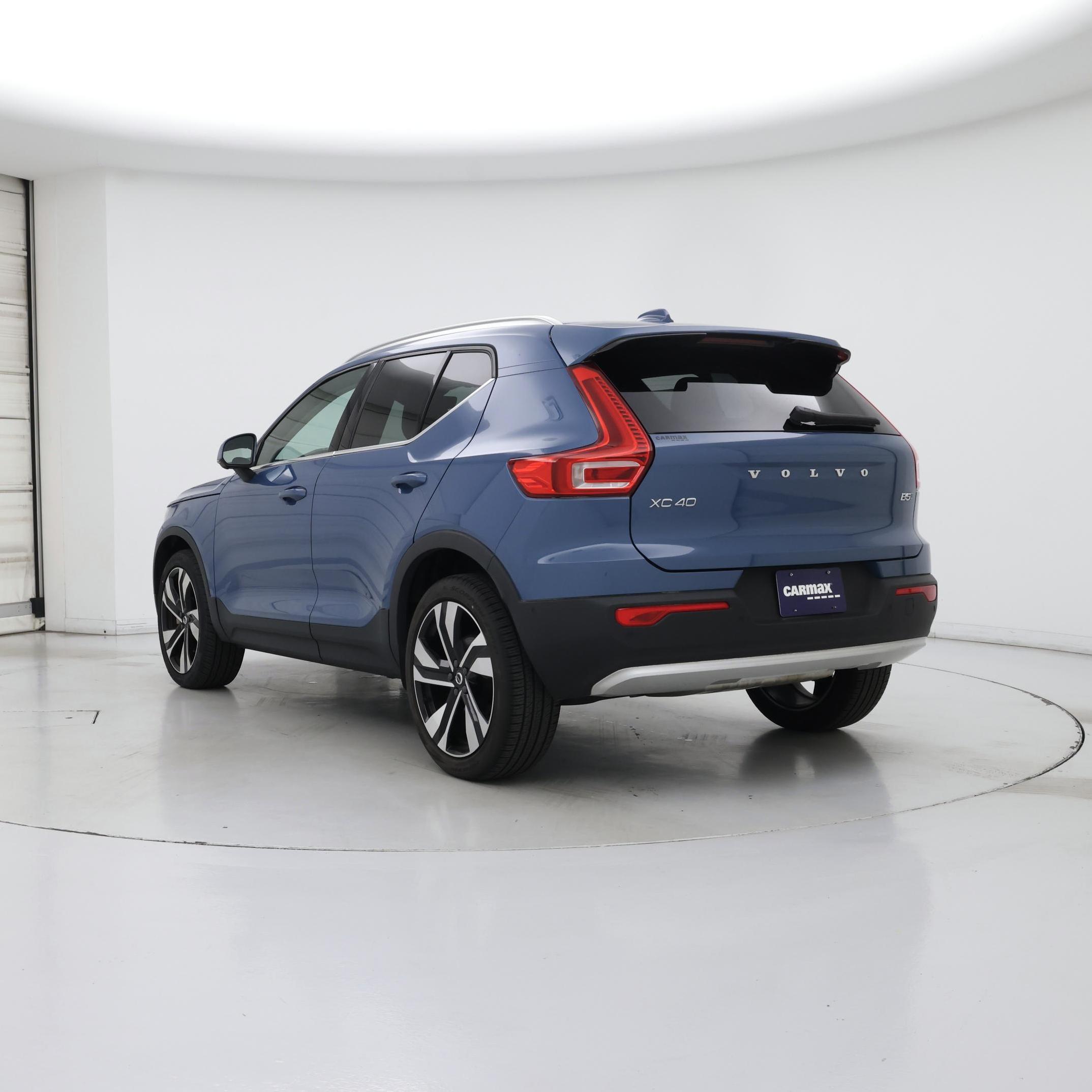 Thumbnail: 2023 Volvo XC40 - 2