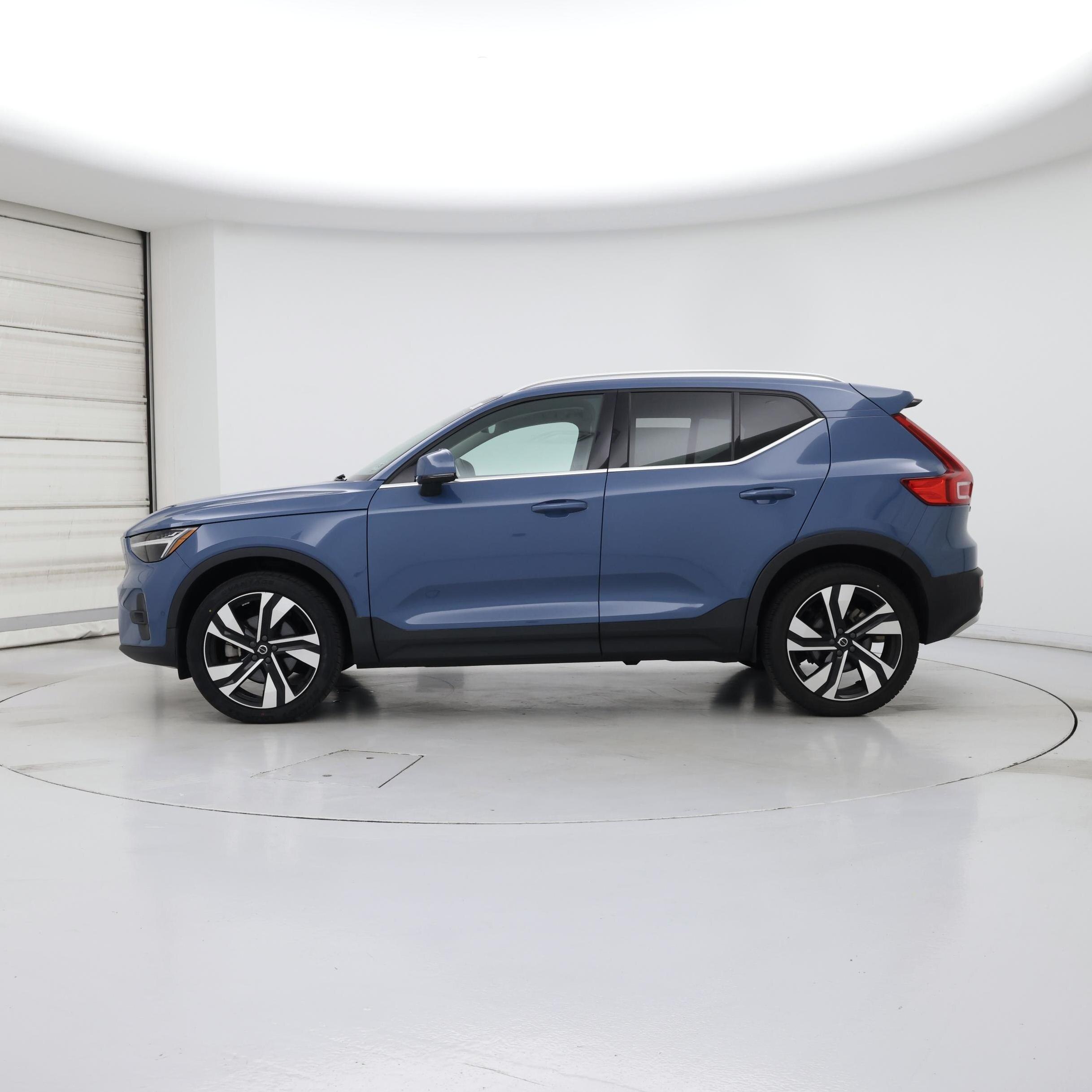 Thumbnail: 2023 Volvo XC40 - 3