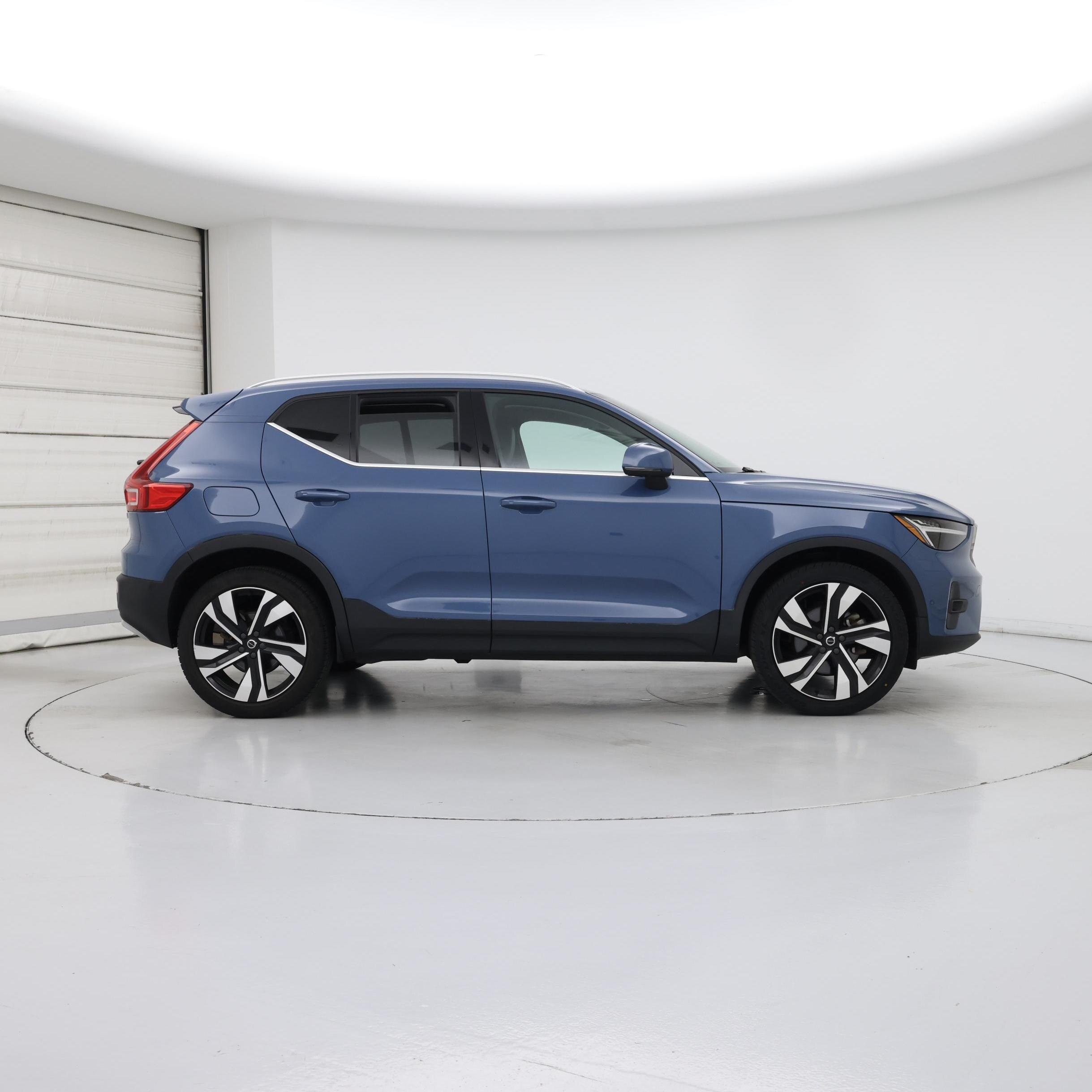 Thumbnail: 2023 Volvo XC40 - 7