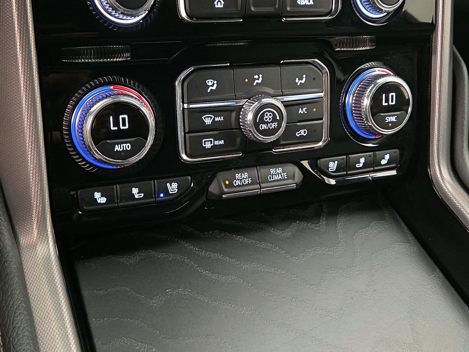 2024 GMC Yukon XL Denali - Photo 17