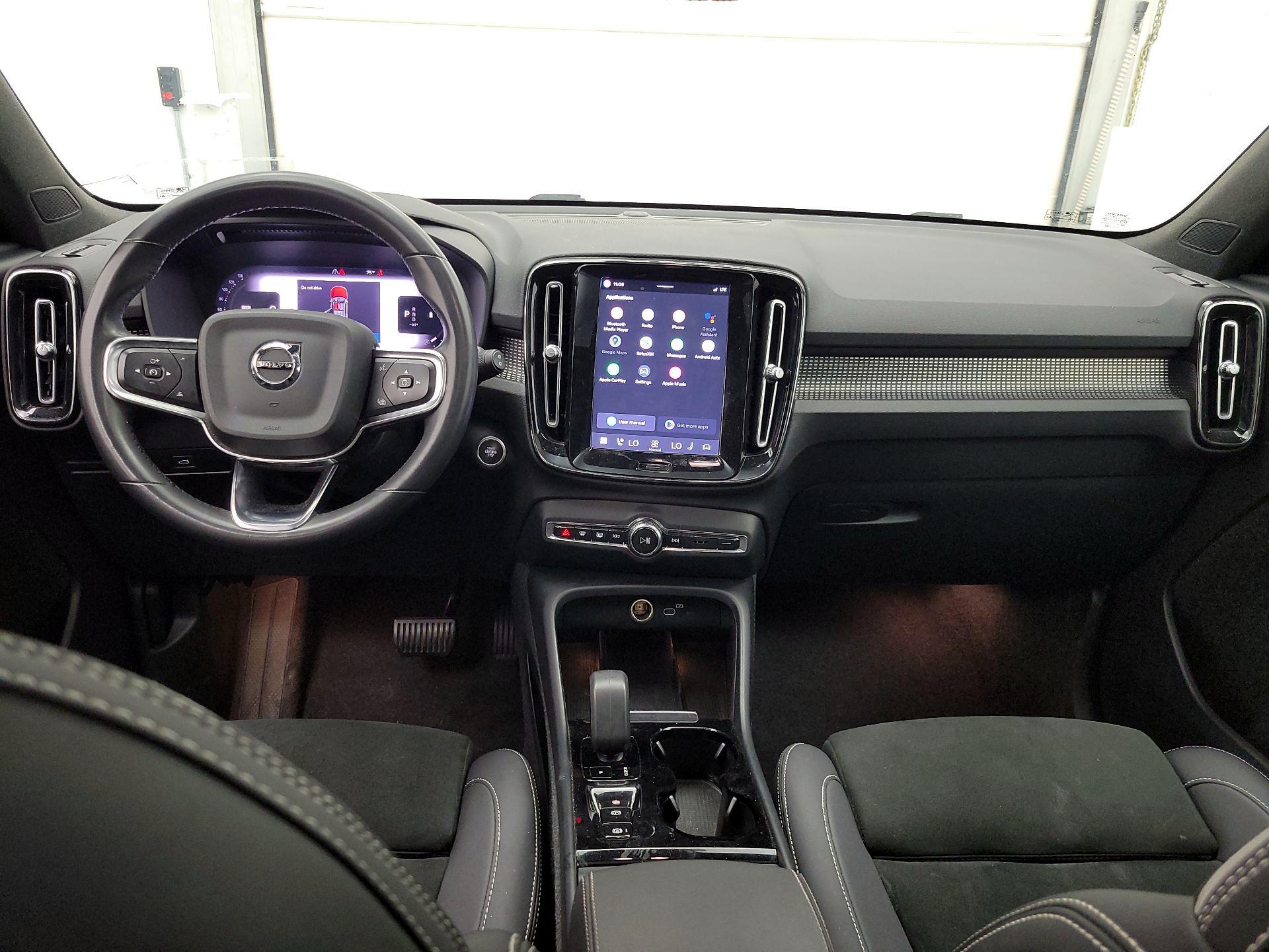 Thumbnail: 2023 Volvo XC40 - 9