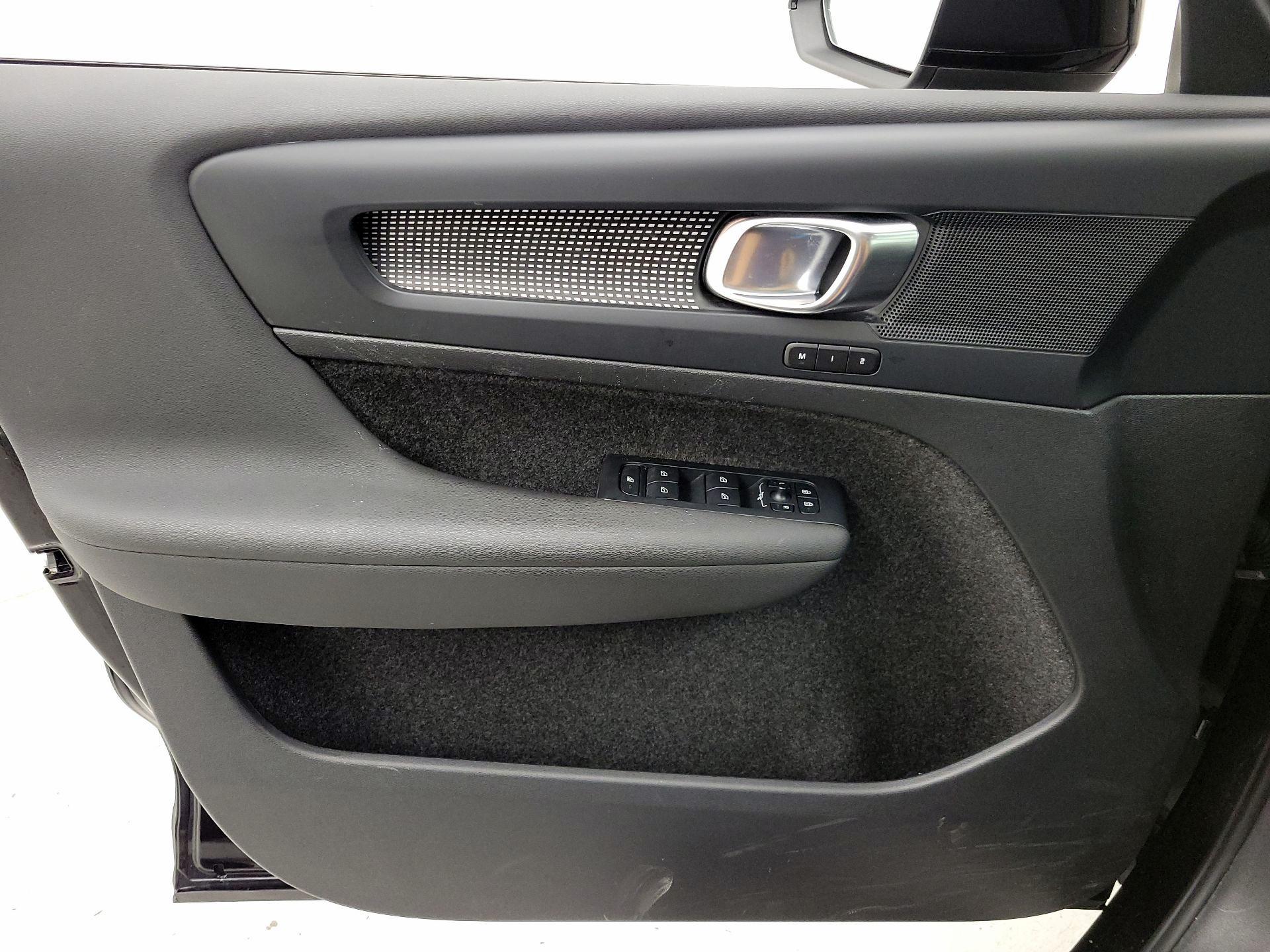 Thumbnail: 2023 Volvo XC40 - 12