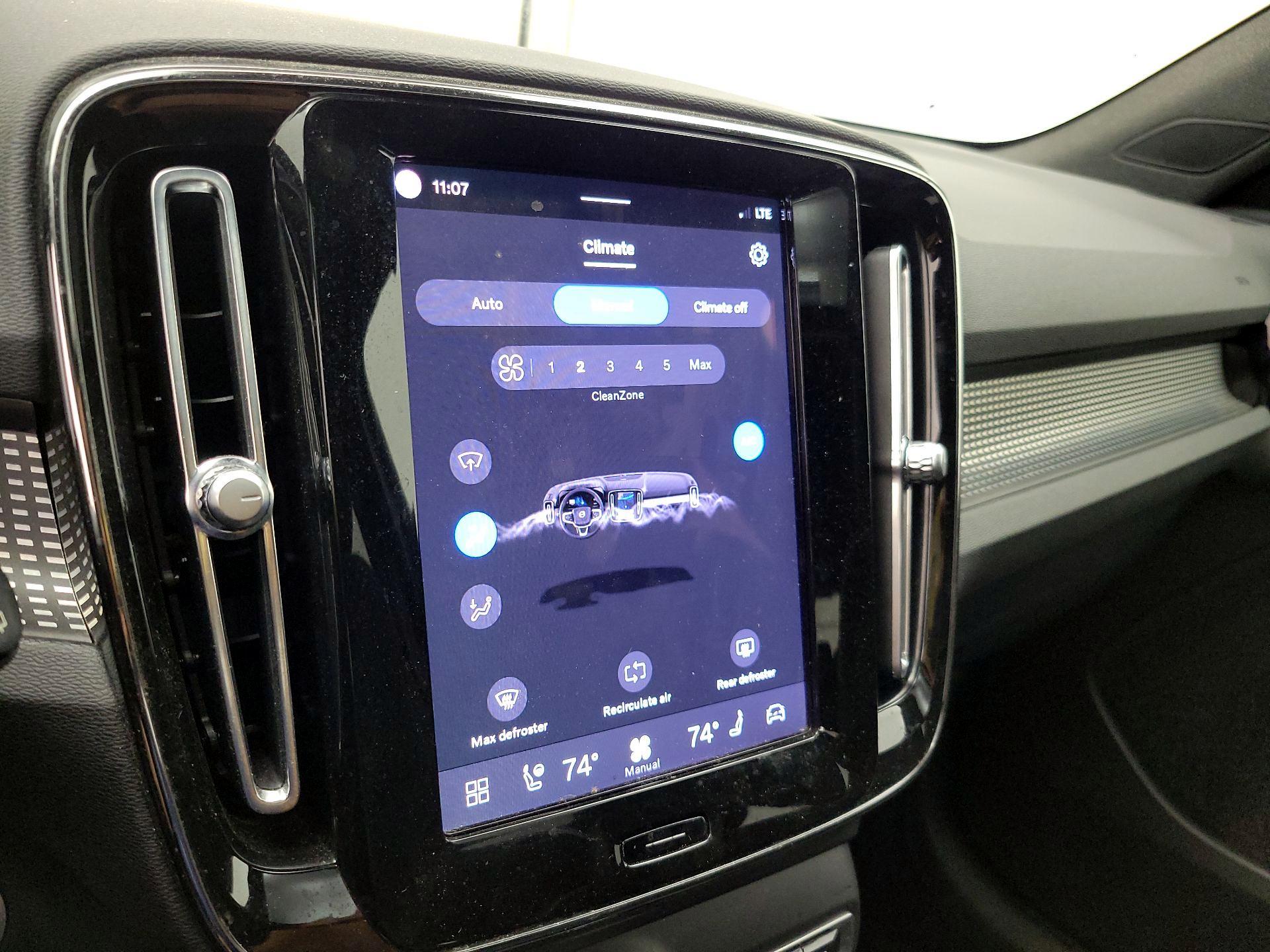 Thumbnail: 2023 Volvo XC40 - 16