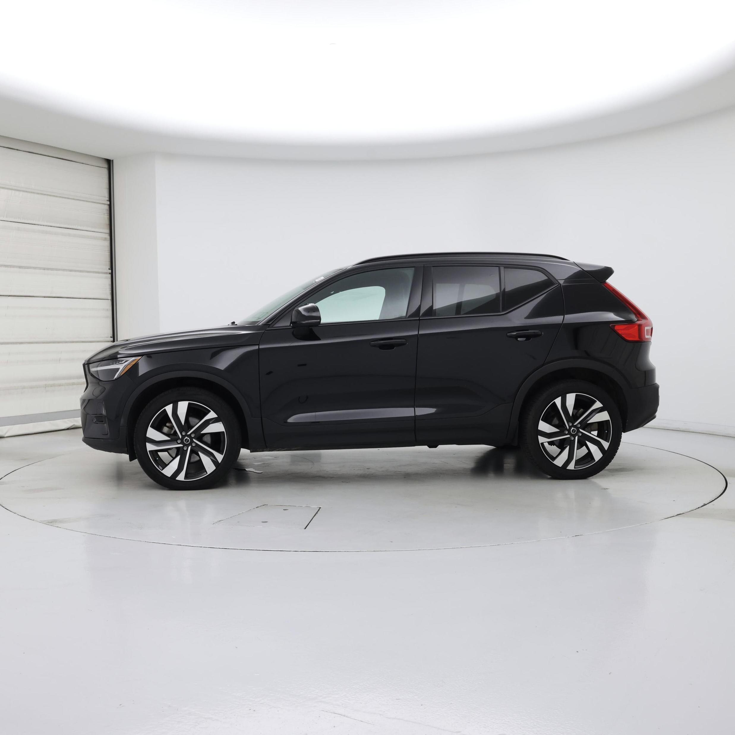 Thumbnail: 2023 Volvo XC40 - 3