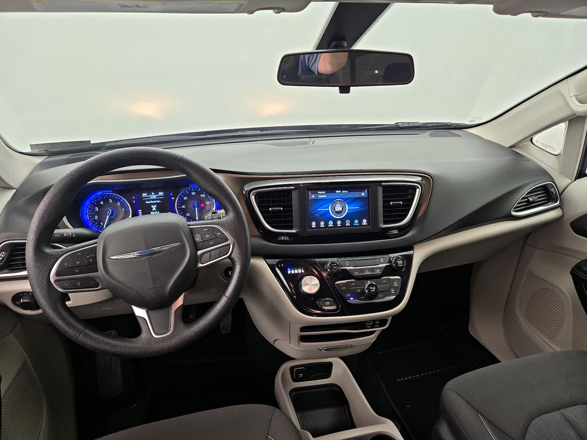 Thumbnail: 2020 Chrysler Voyager - 9