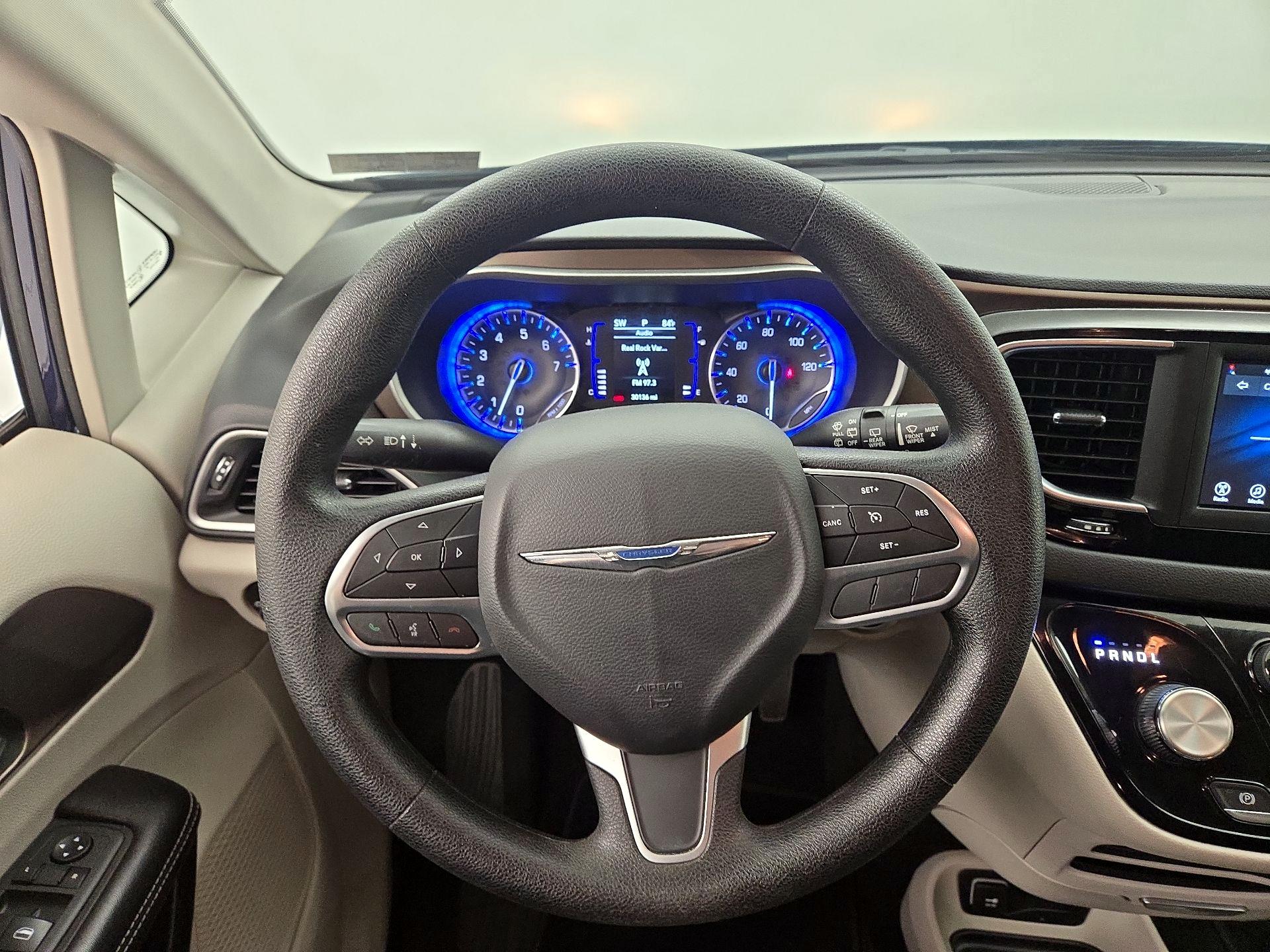 Thumbnail: 2020 Chrysler Voyager - 10