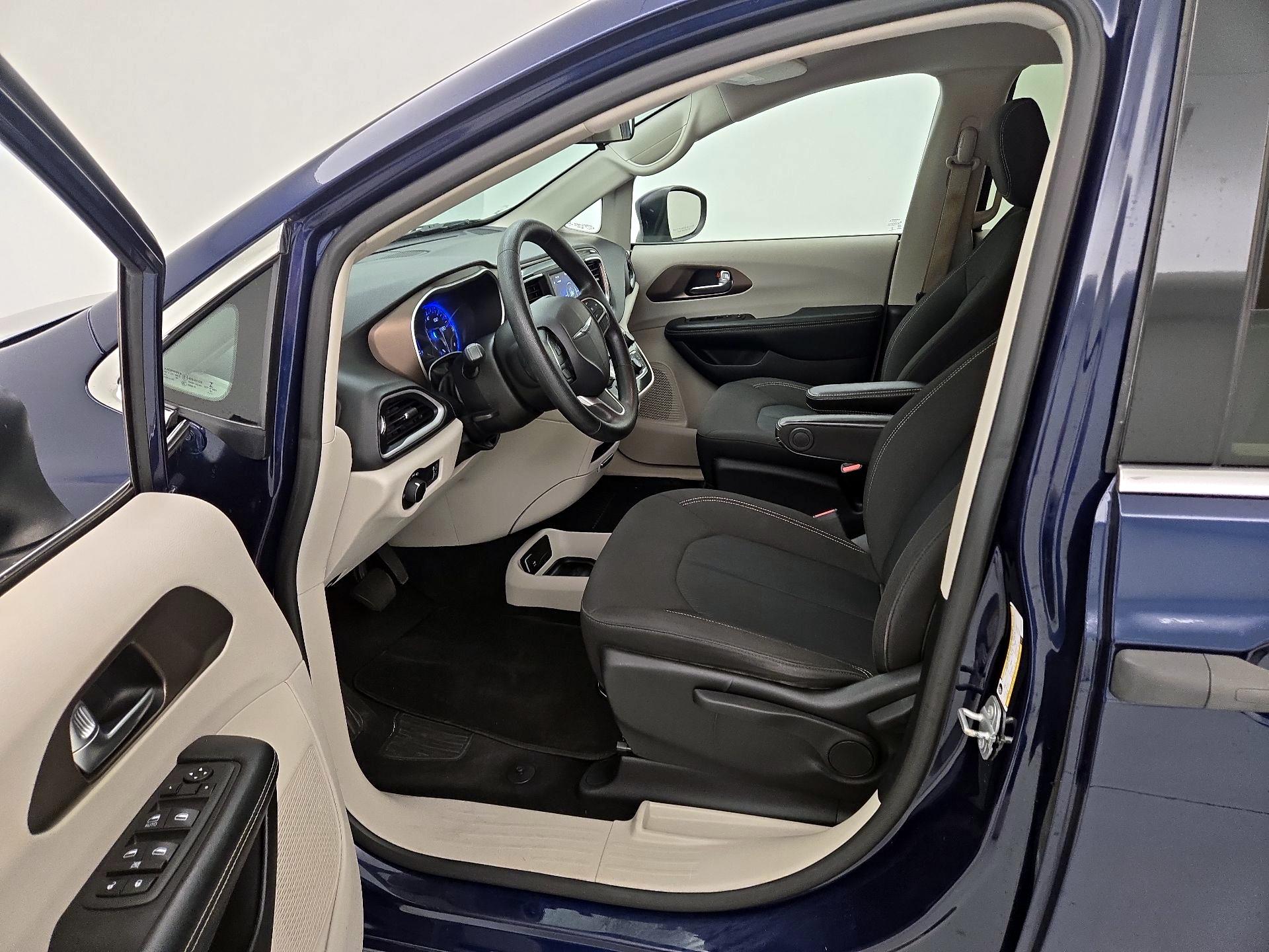 Thumbnail: 2020 Chrysler Voyager - 11