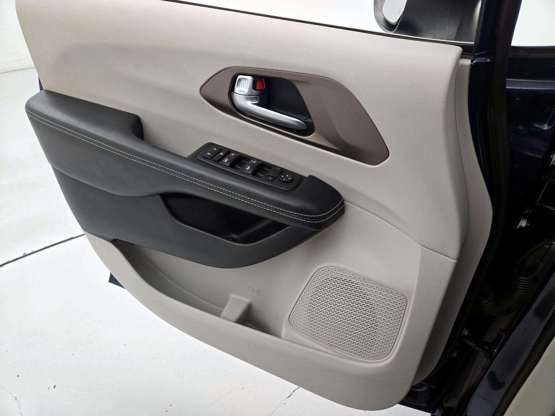 Thumbnail: 2020 Chrysler Voyager - 12