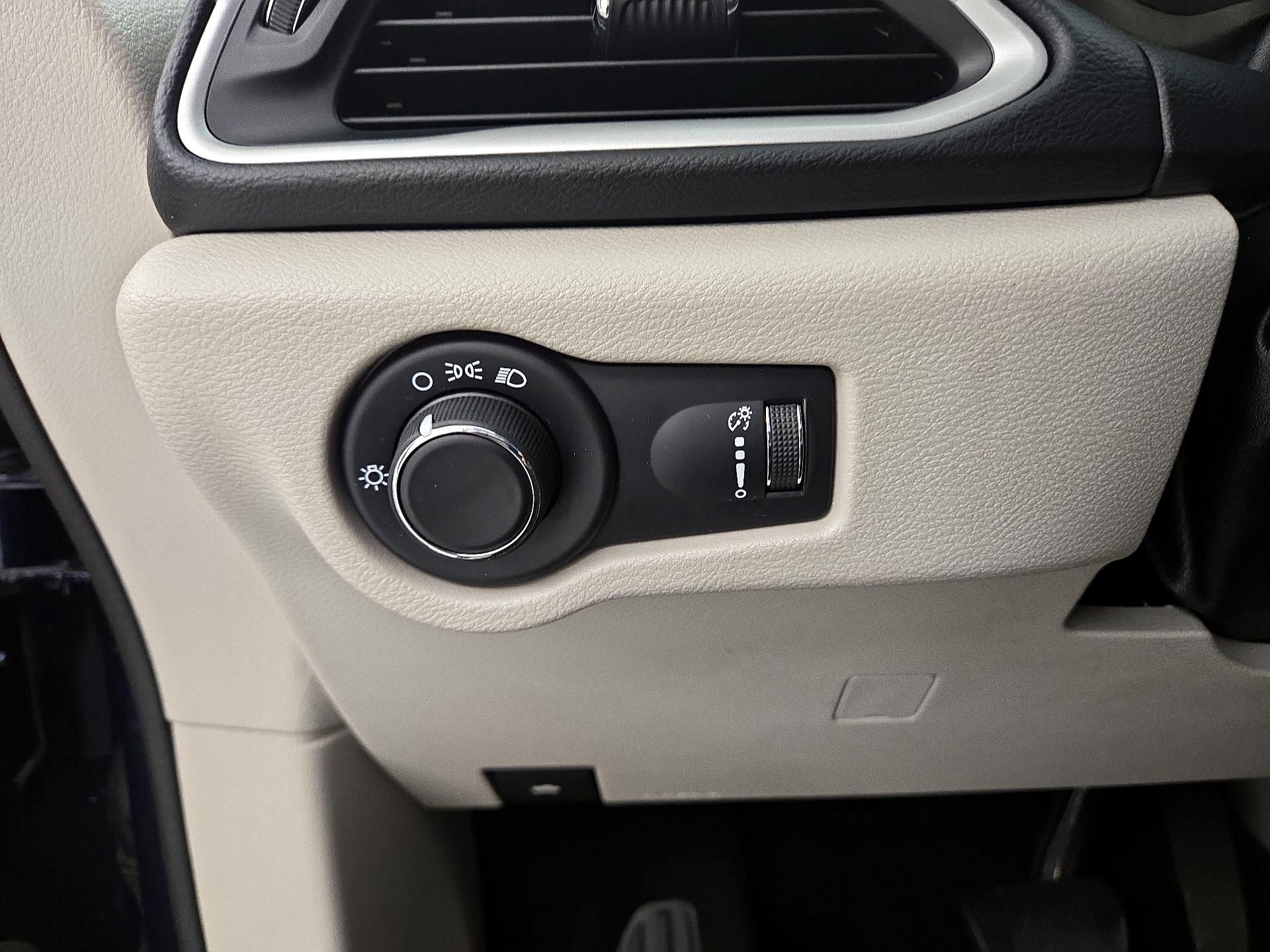 Thumbnail: 2020 Chrysler Voyager - 13