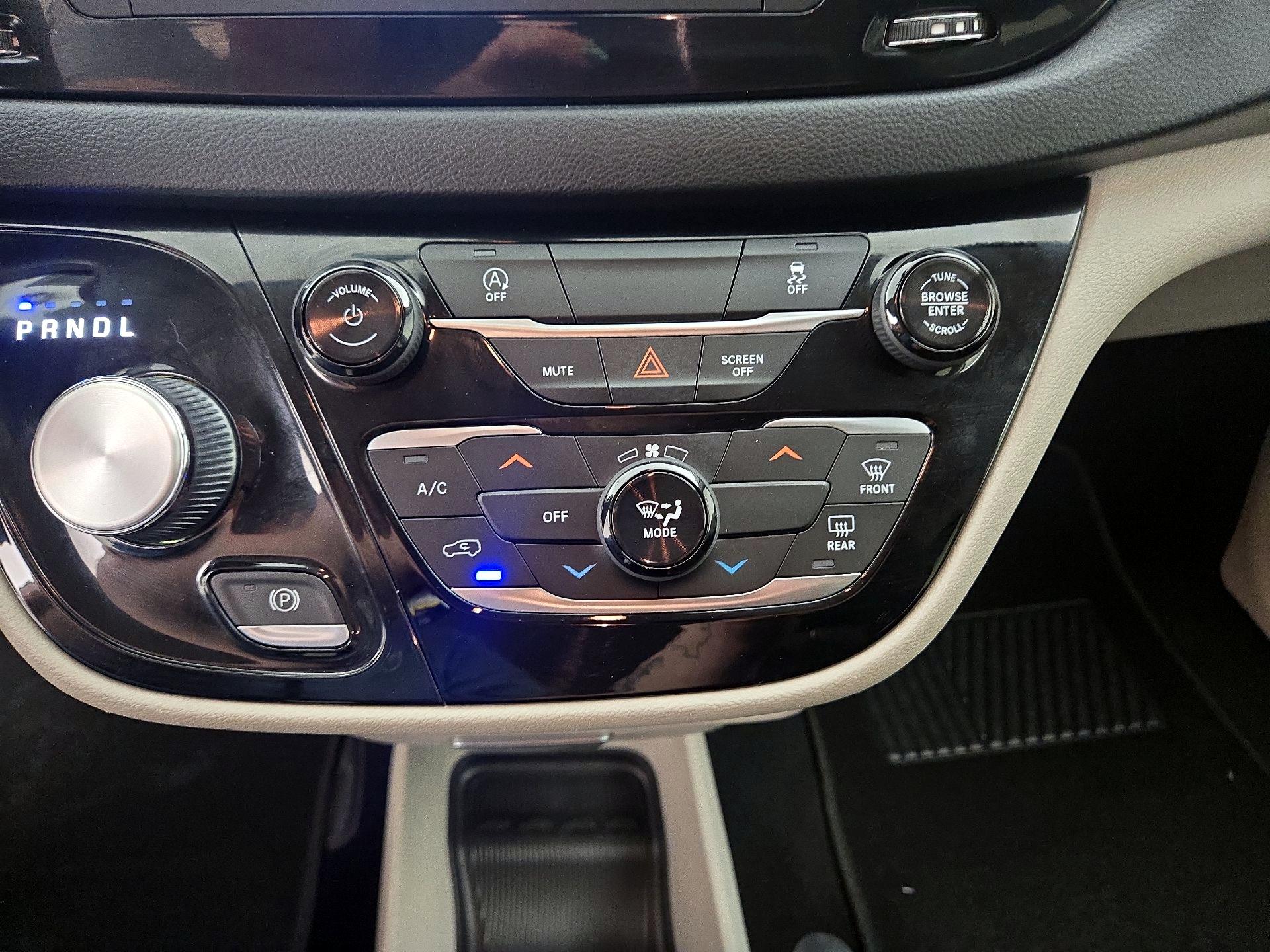 Thumbnail: 2020 Chrysler Voyager - 16