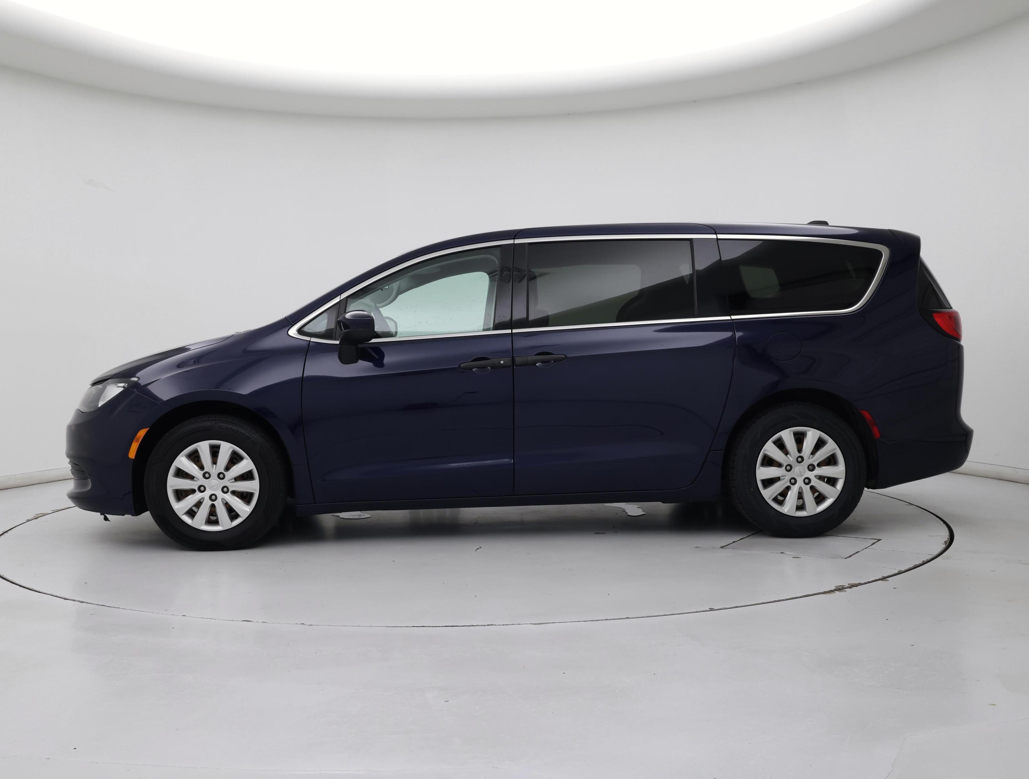 Thumbnail: 2020 Chrysler Voyager - 3