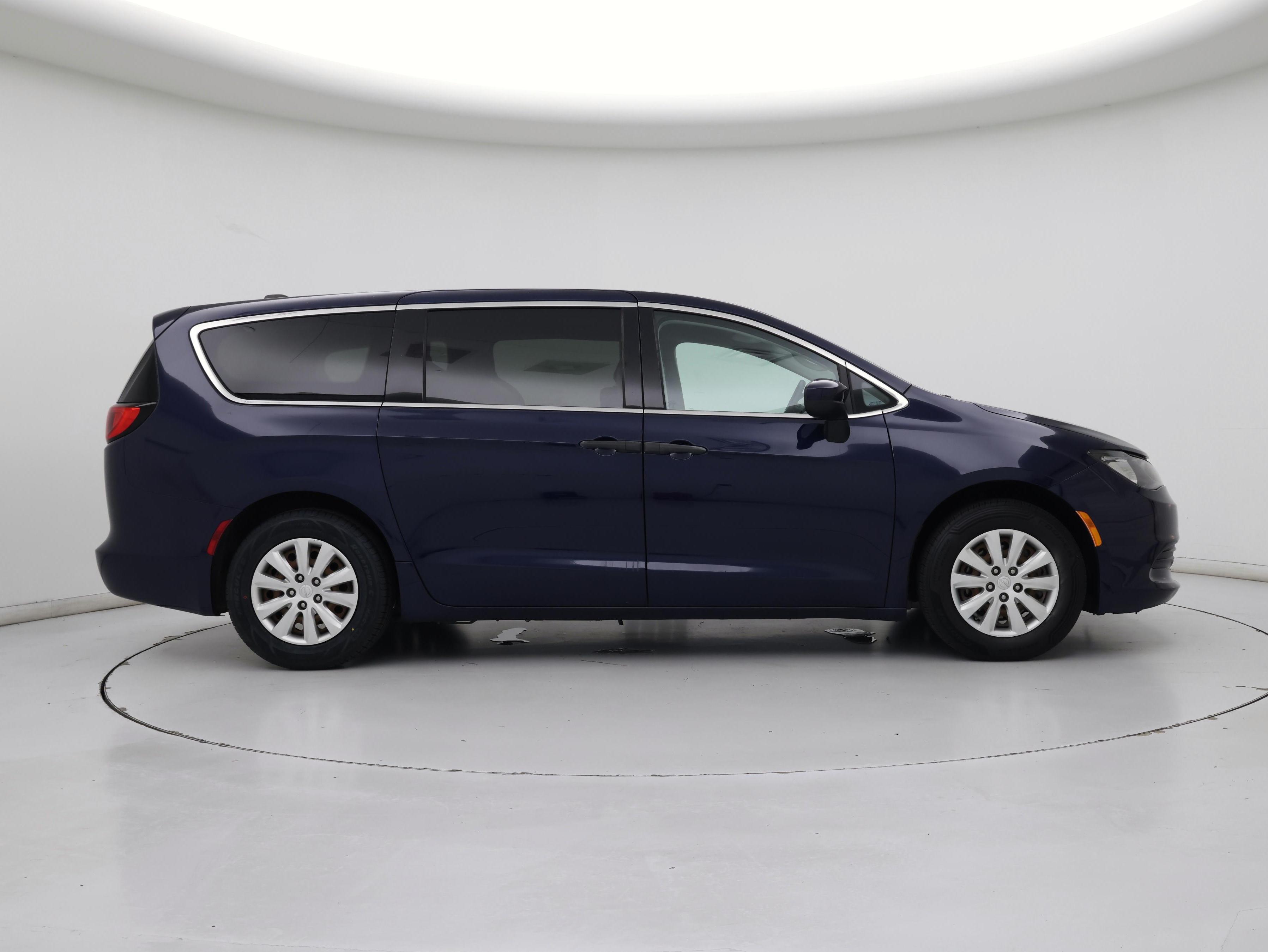 Thumbnail: 2020 Chrysler Voyager - 7