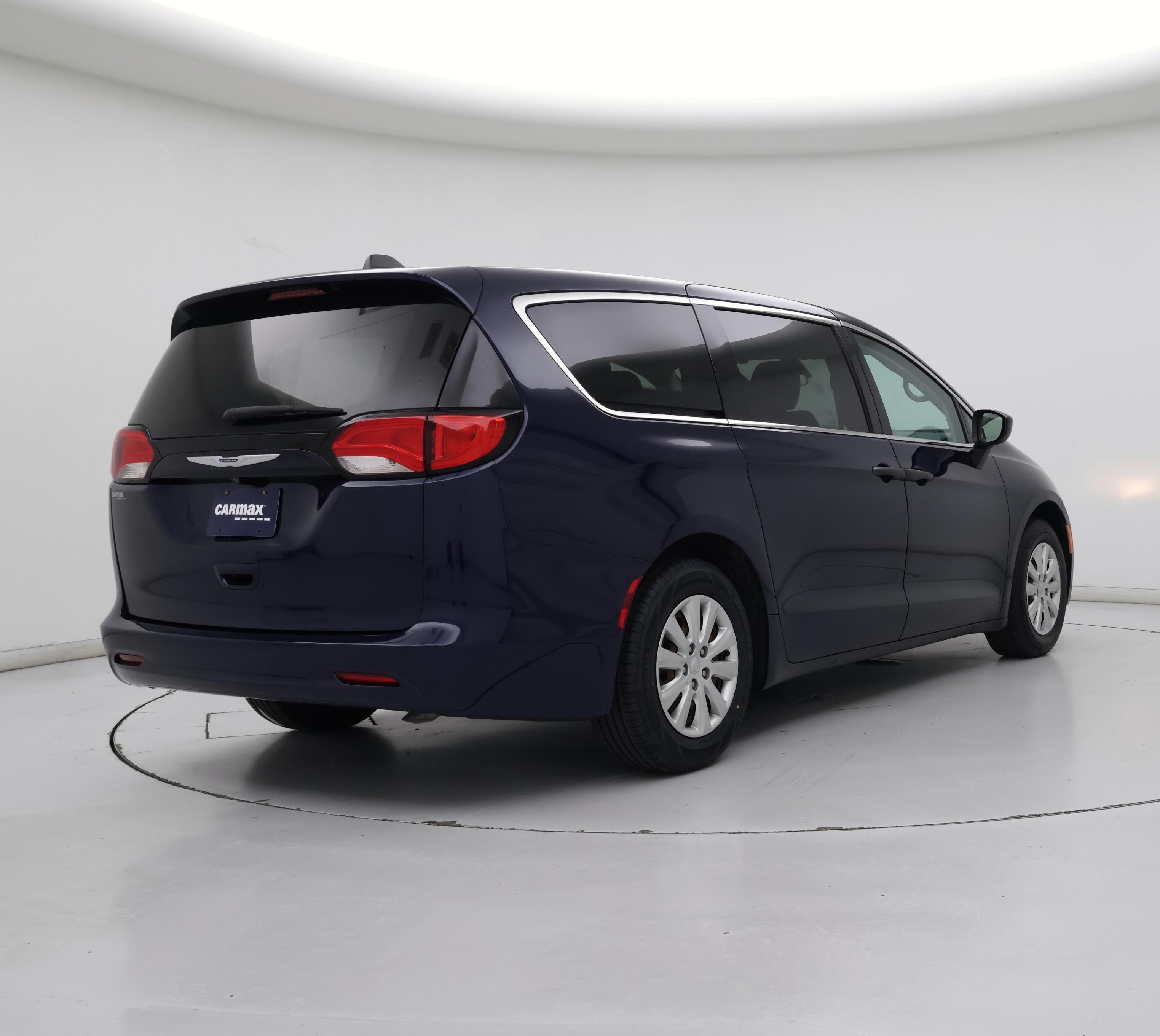 Thumbnail: 2020 Chrysler Voyager - 8