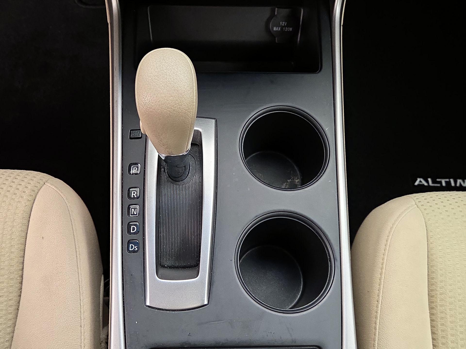 Thumbnail: 2015 Nissan Altima - 16
