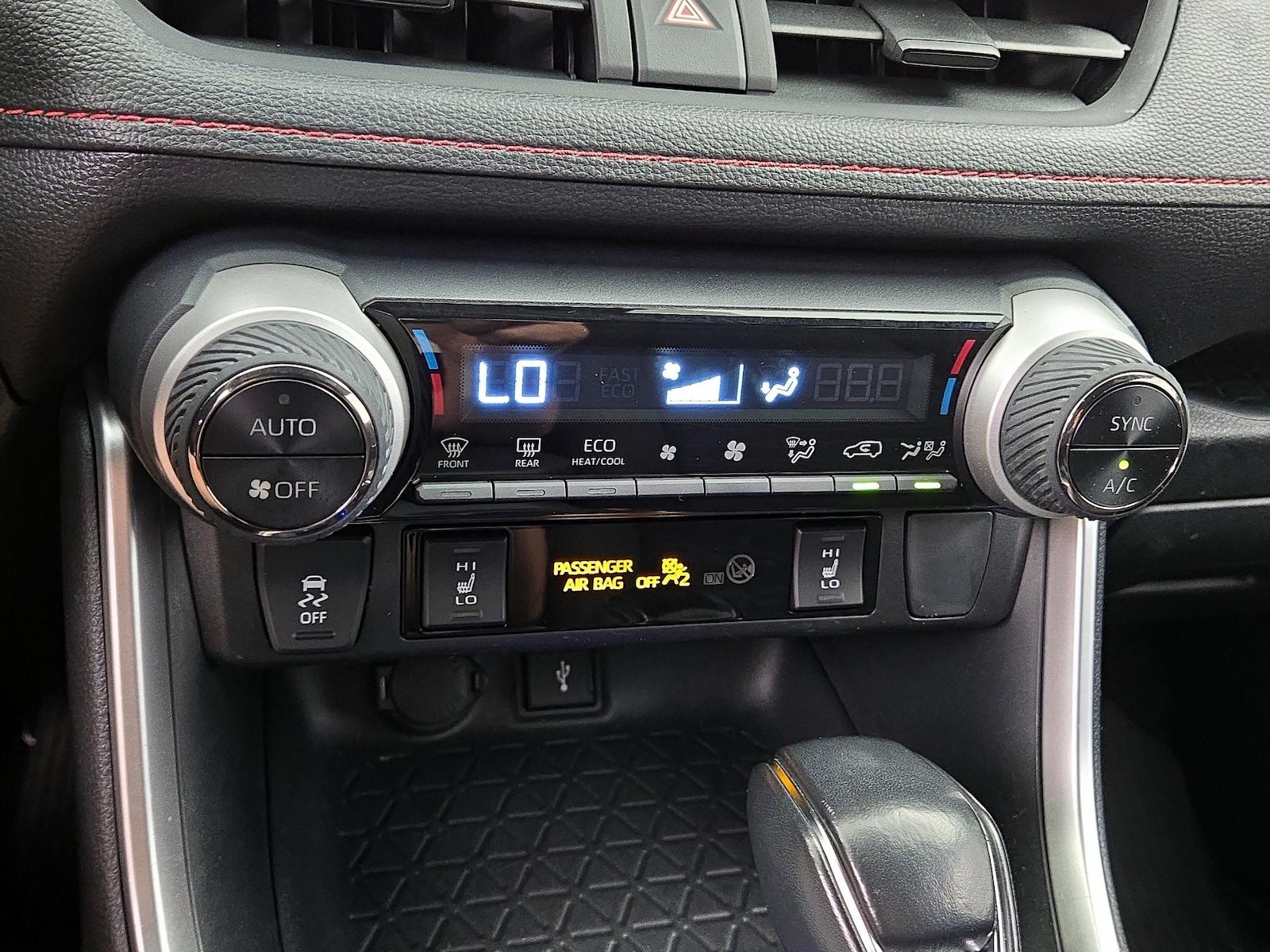 2021 Toyota RAV4 SE - Photo 17