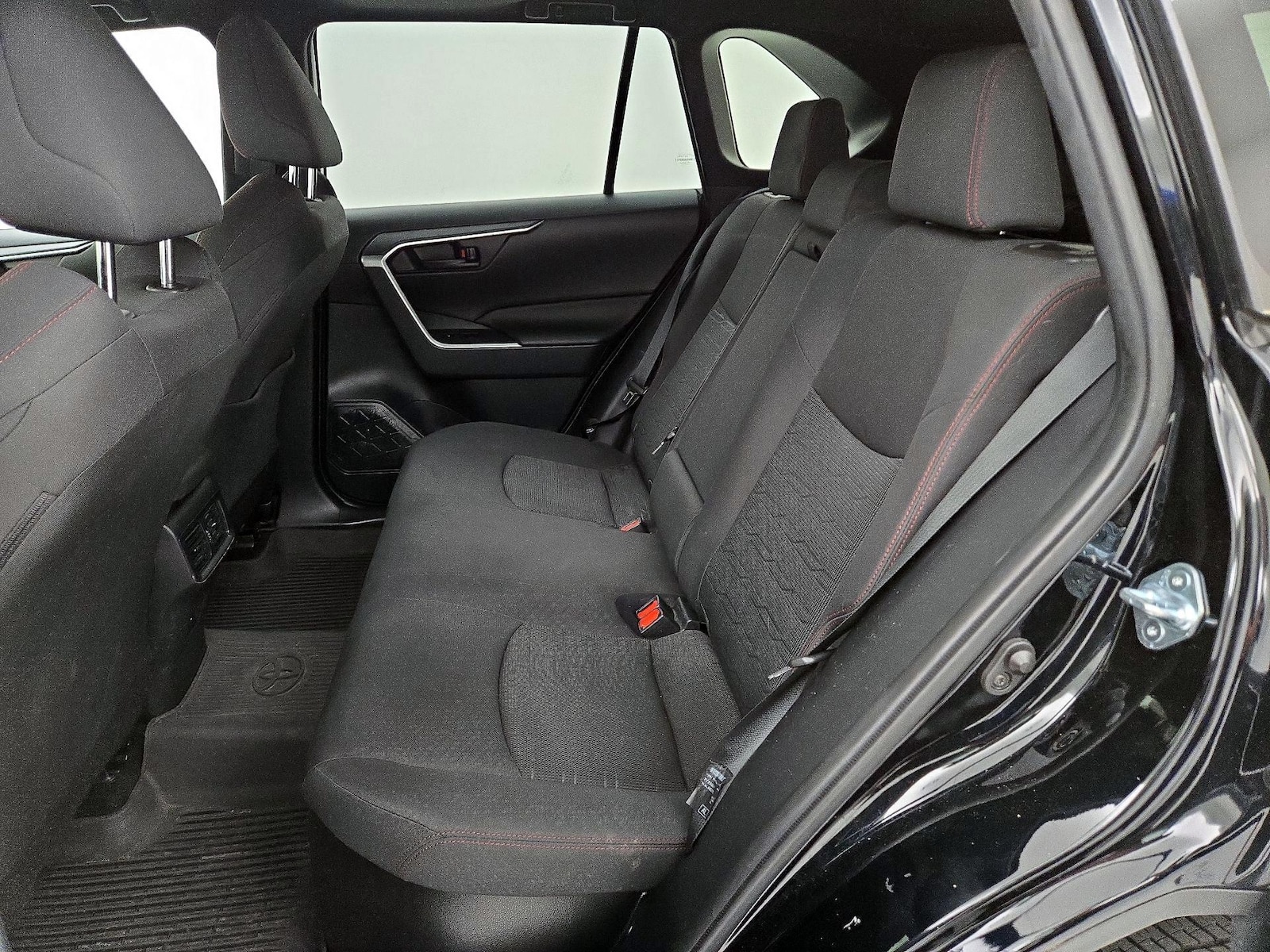 2021 Toyota RAV4 SE - Photo 21