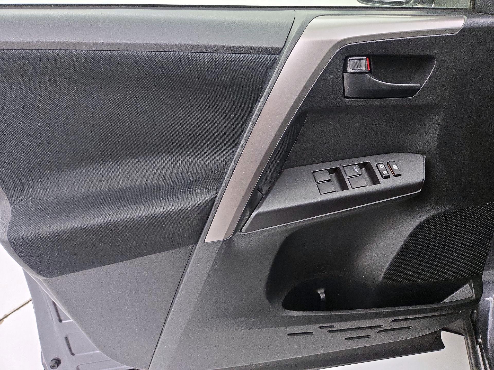 Thumbnail: 2016 Toyota RAV4 - 12