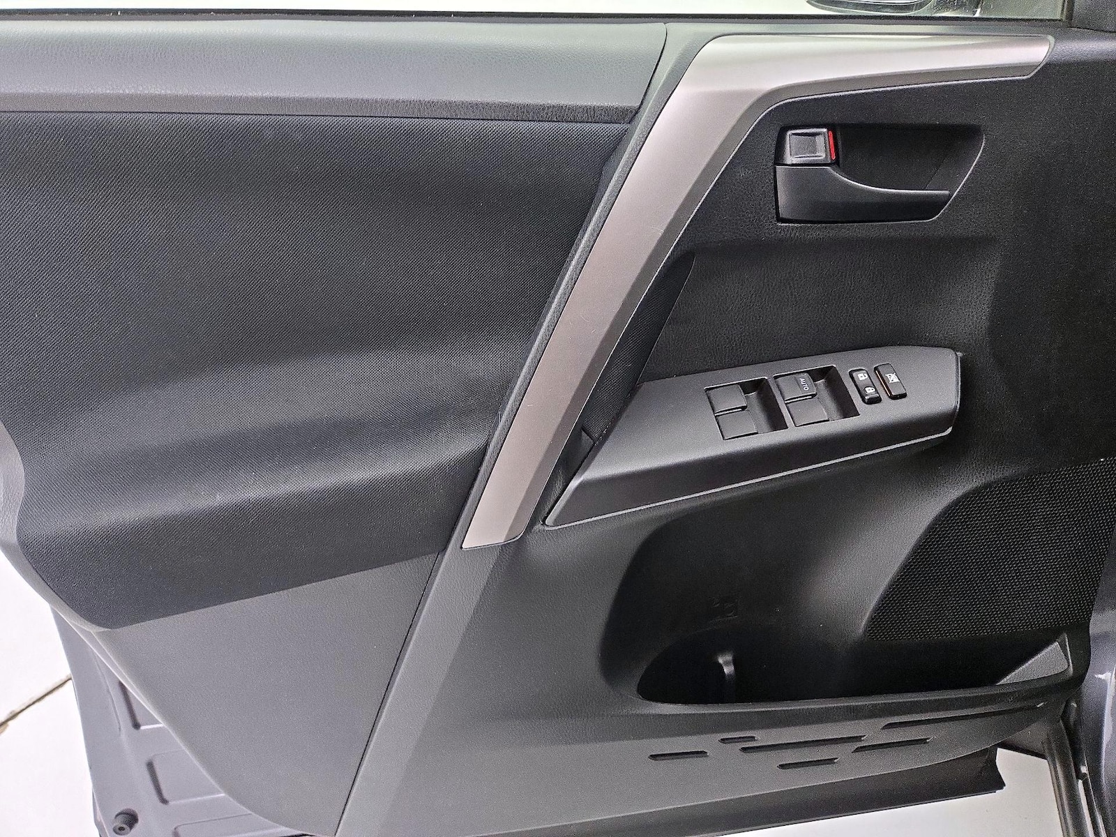 2016 Toyota RAV4 LE - Photo 13