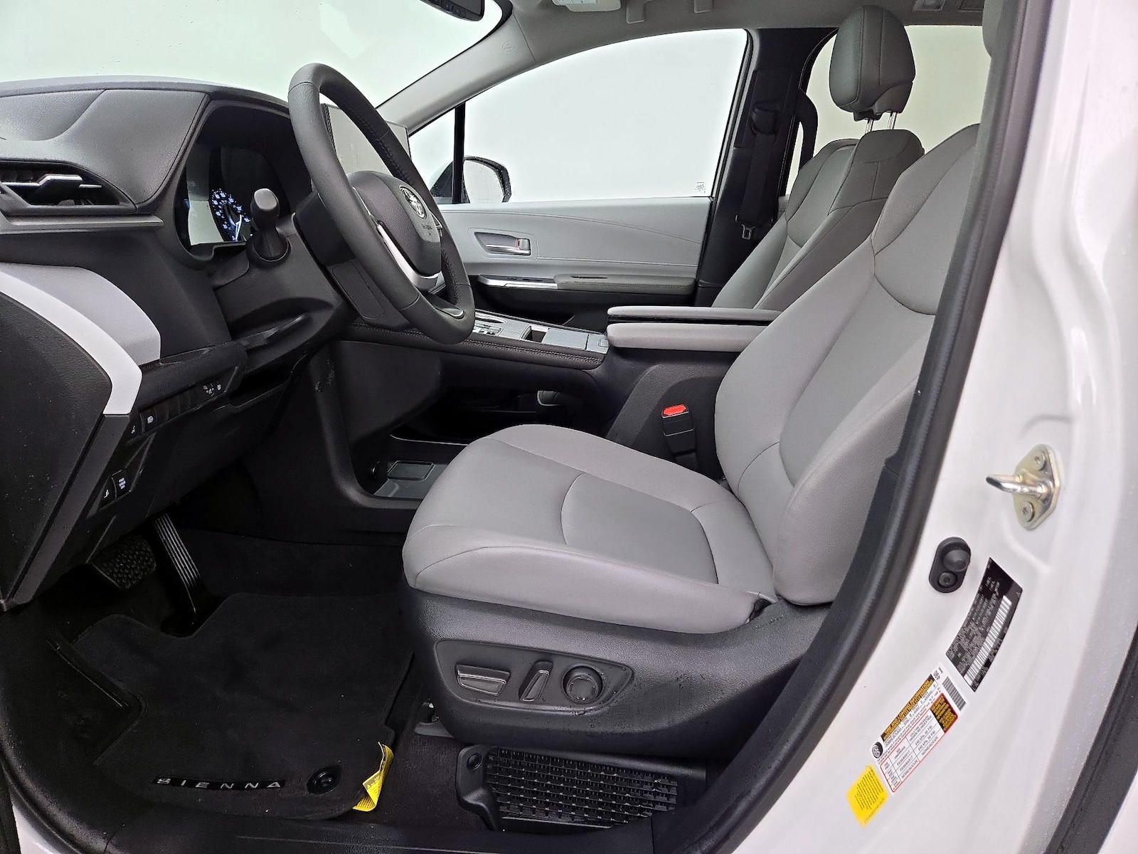 2026 Toyota Sienna XLE - Photo 12