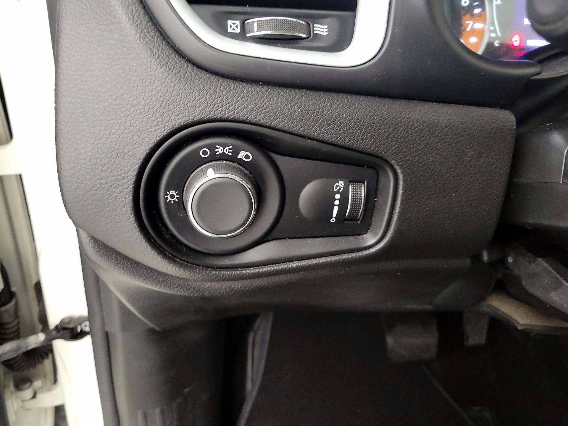 Thumbnail: 2015 Jeep Renegade - 13