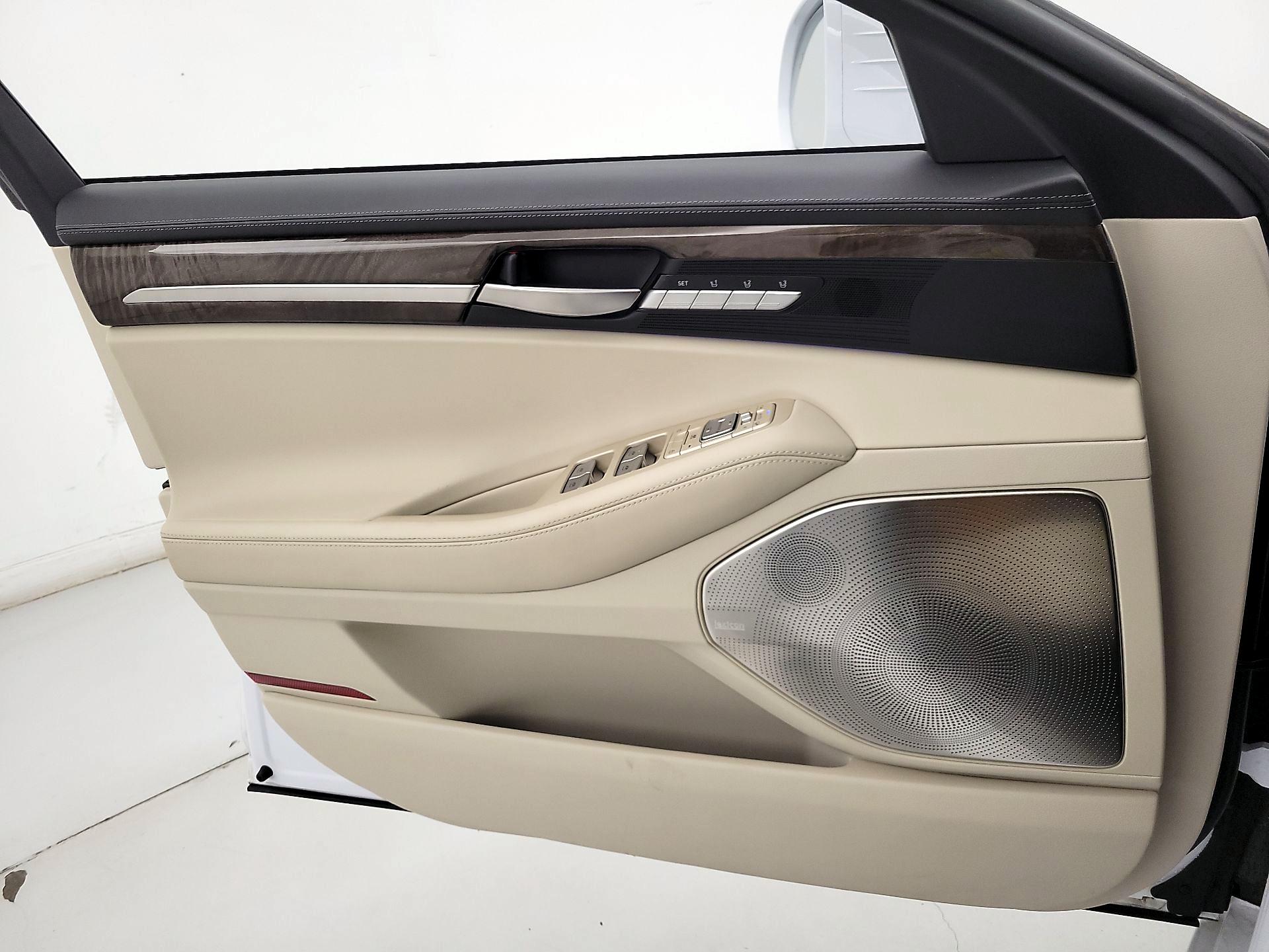 Thumbnail: 2019 Genesis G90 - 12