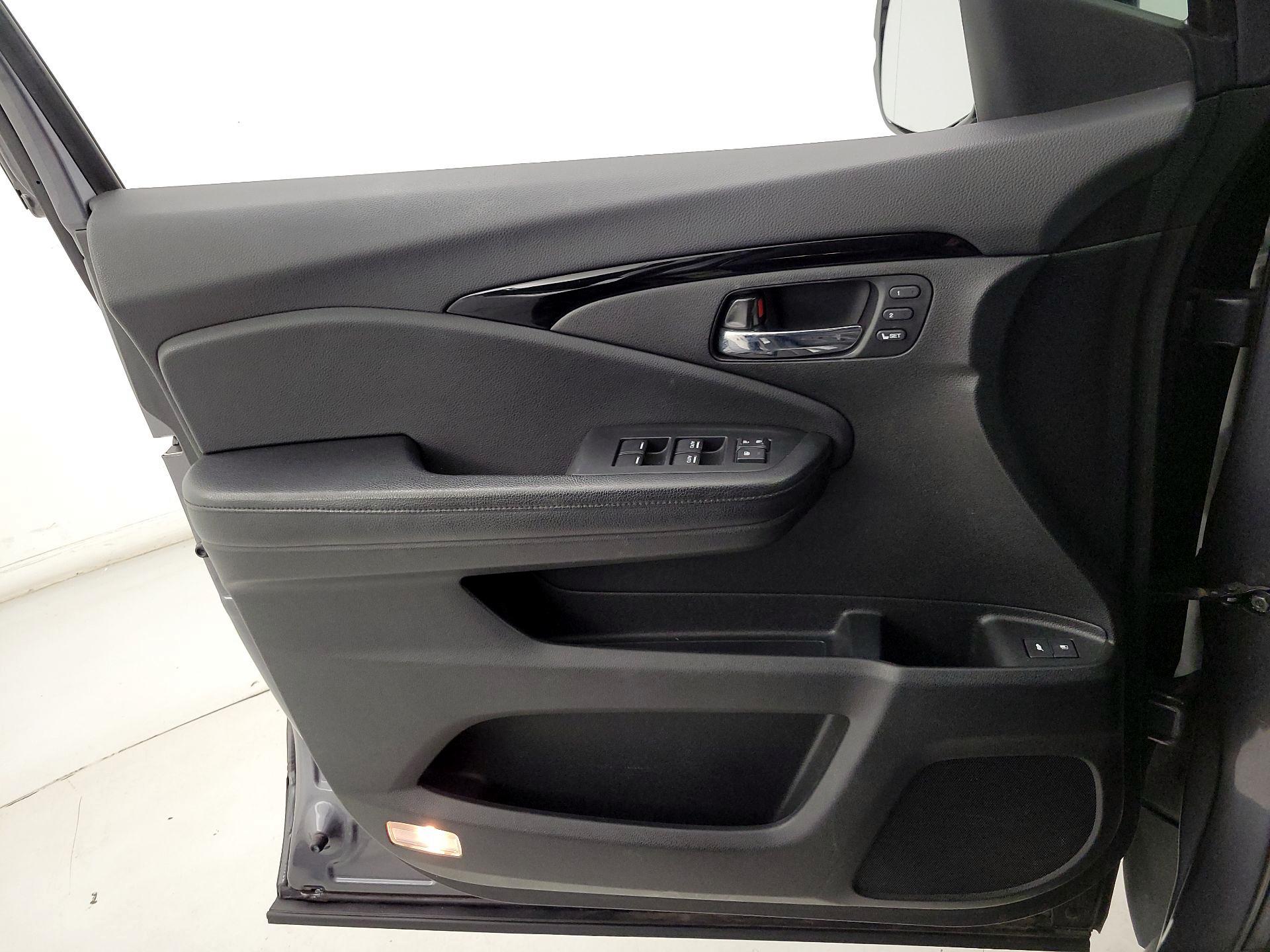 Thumbnail: 2016 Honda Pilot - 12