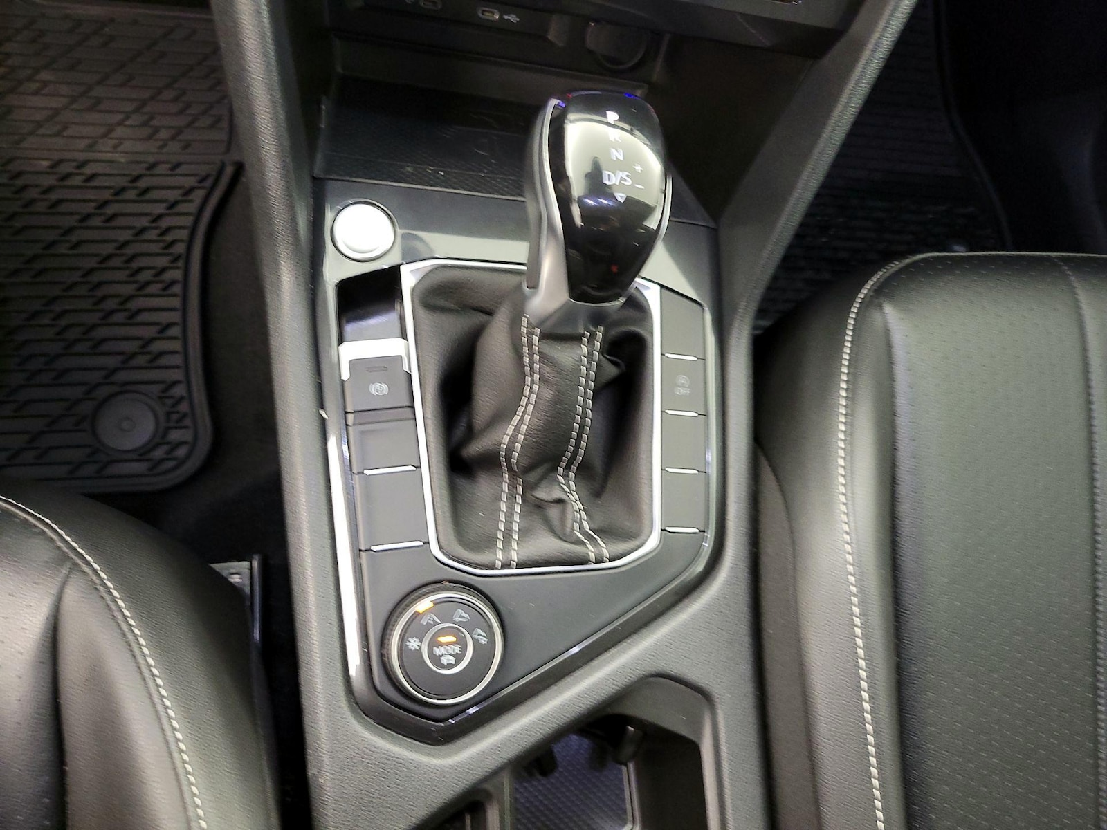 2022 Volkswagen Tiguan SE - Photo 18