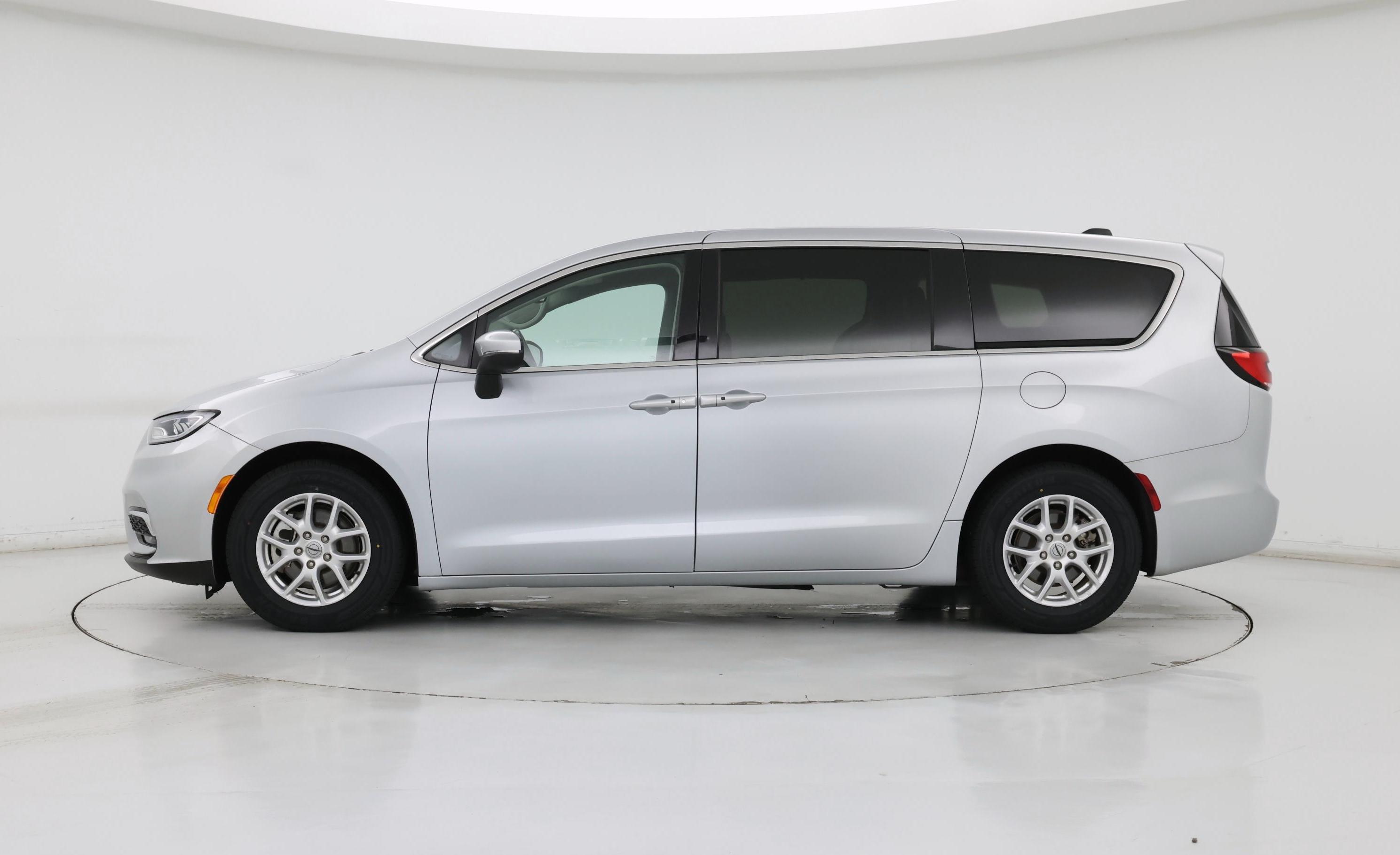 Thumbnail: 2023 Chrysler Pacifica - 3