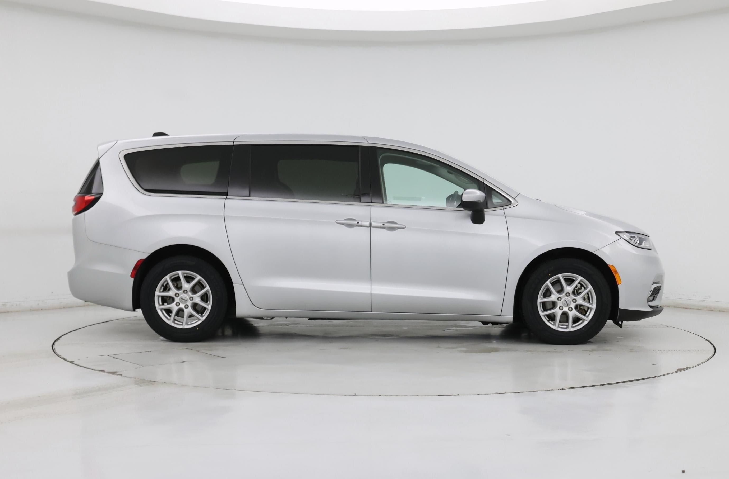 Thumbnail: 2023 Chrysler Pacifica - 7
