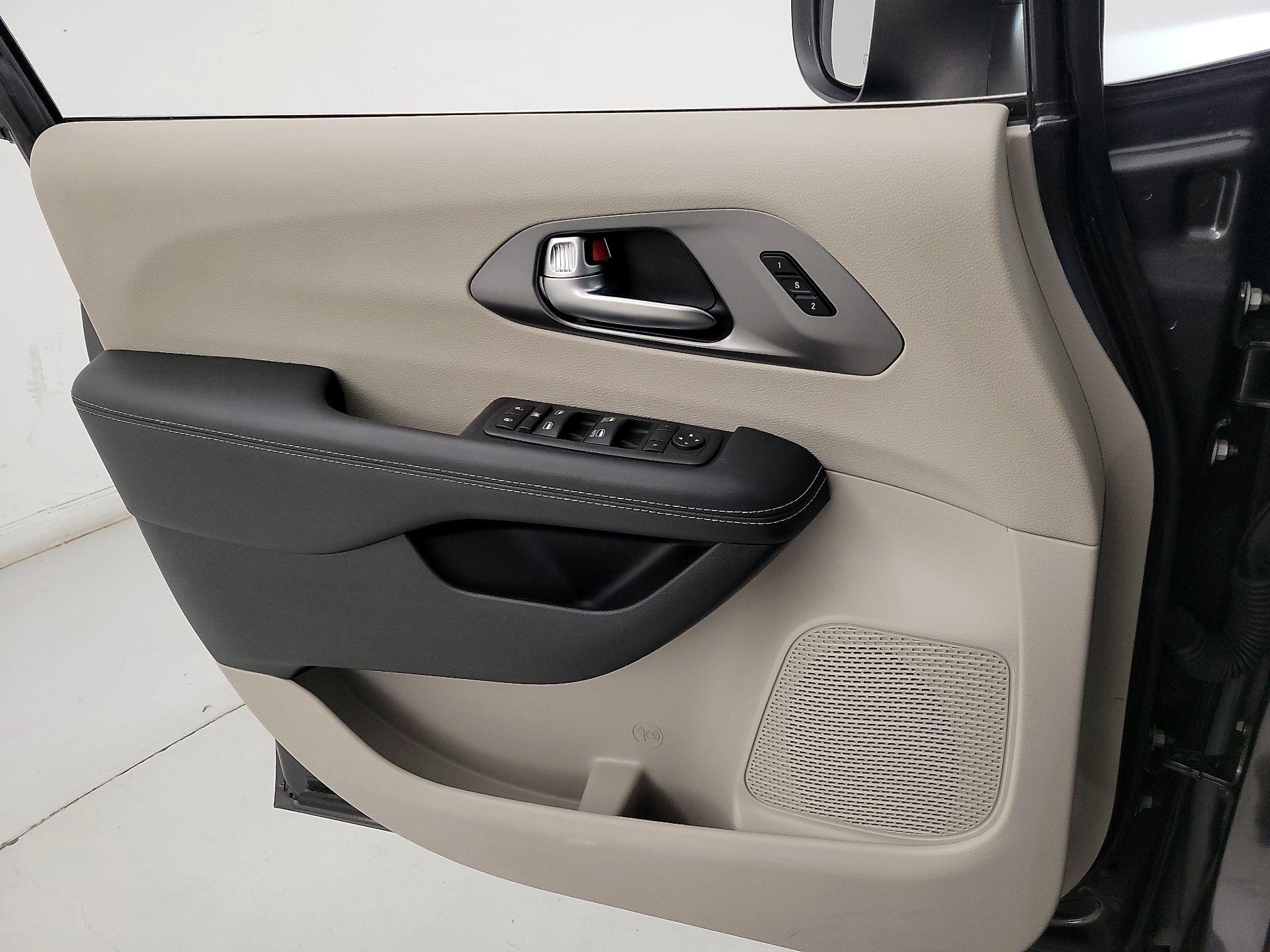Thumbnail: 2023 Chrysler Pacifica - 12