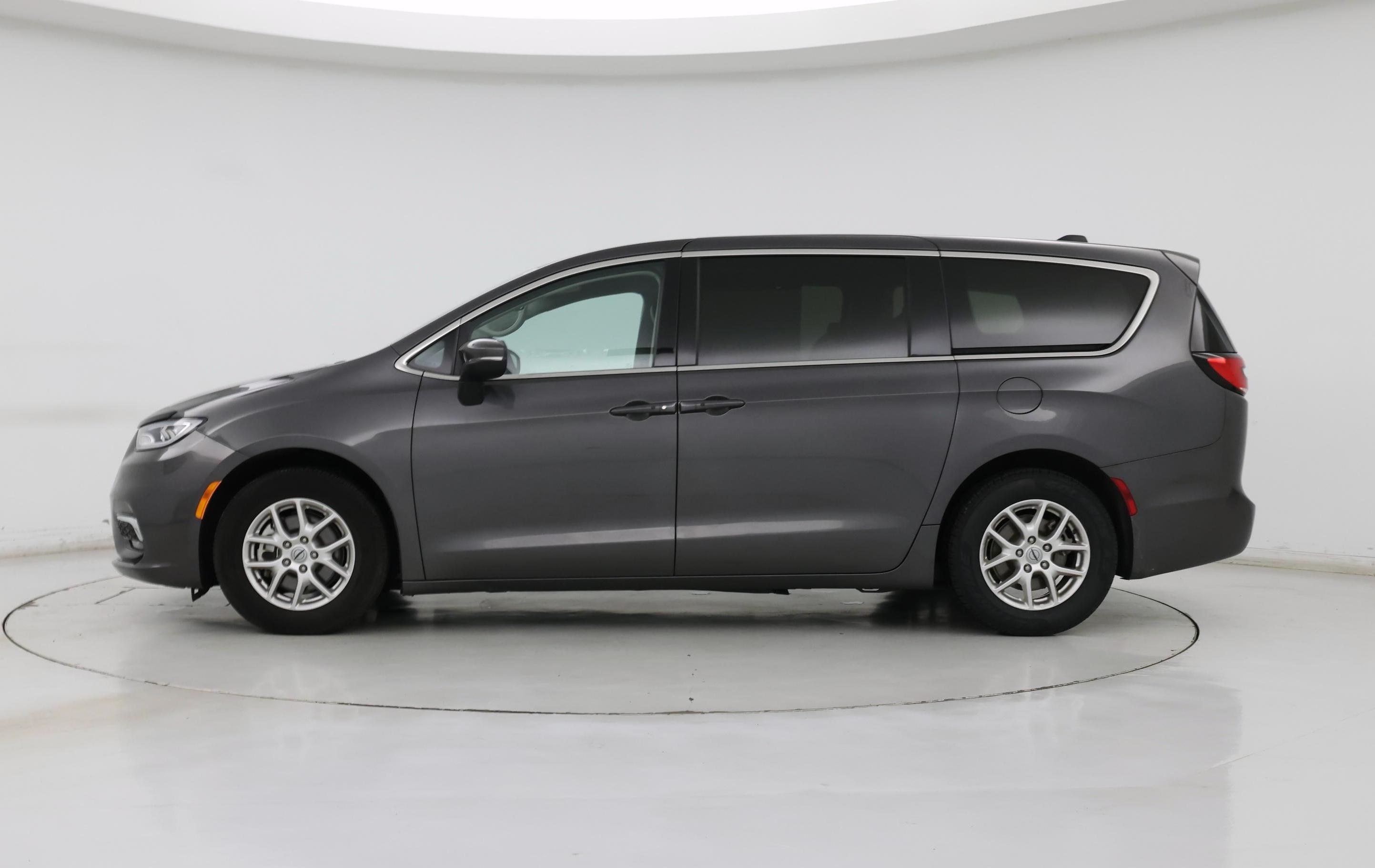 Thumbnail: 2023 Chrysler Pacifica - 3