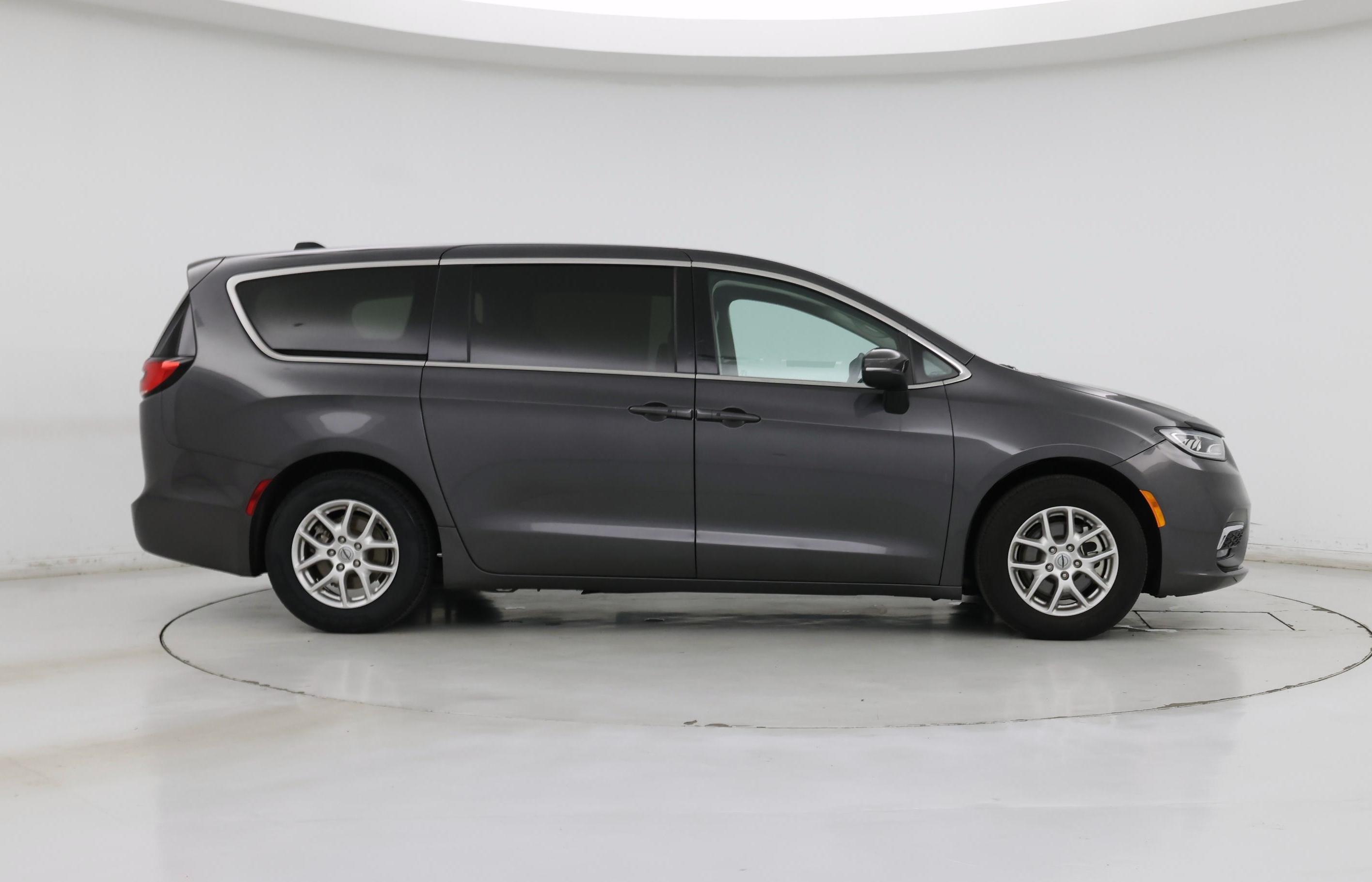 Thumbnail: 2023 Chrysler Pacifica - 7
