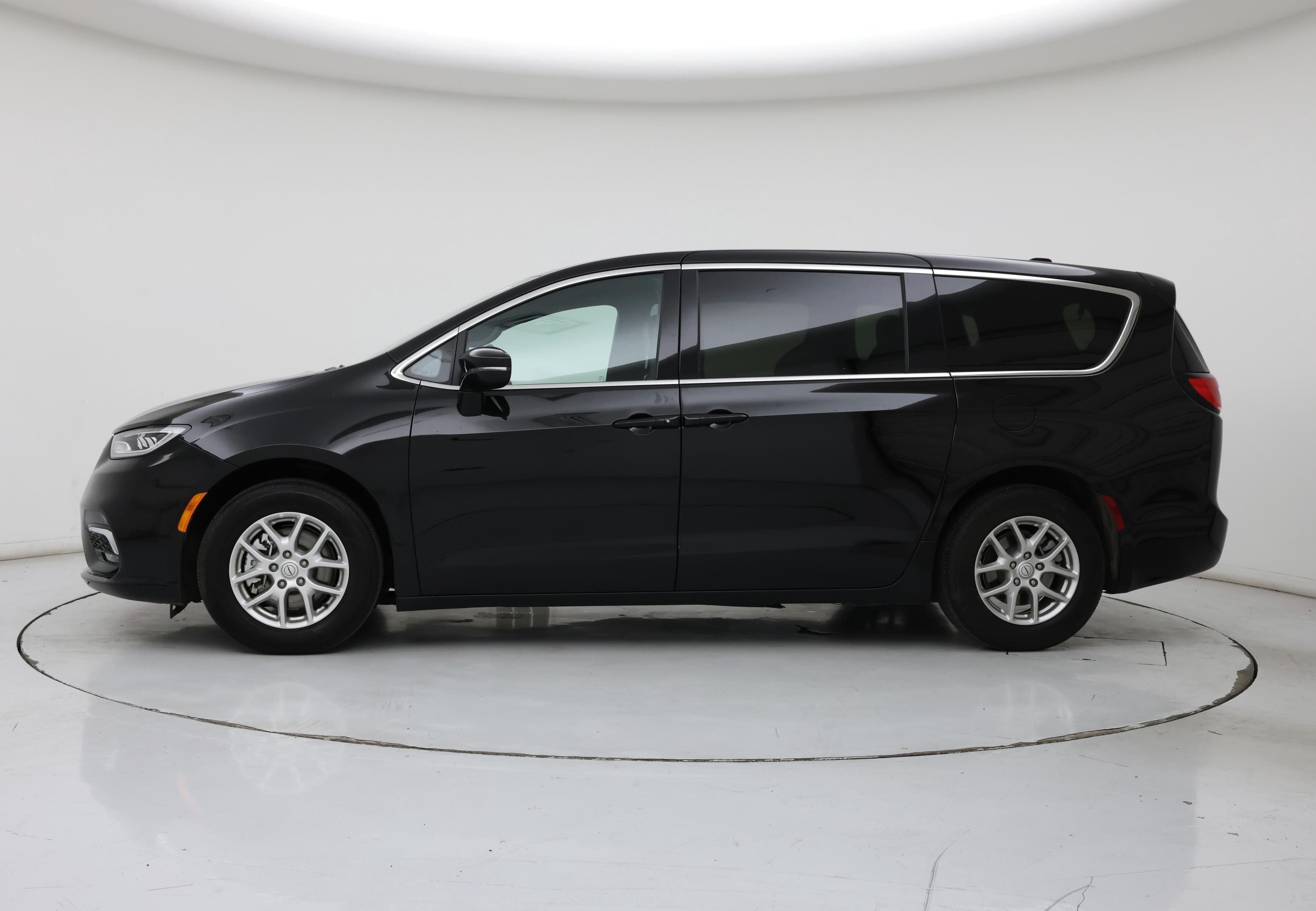 Thumbnail: 2025 Chrysler Pacifica - 3