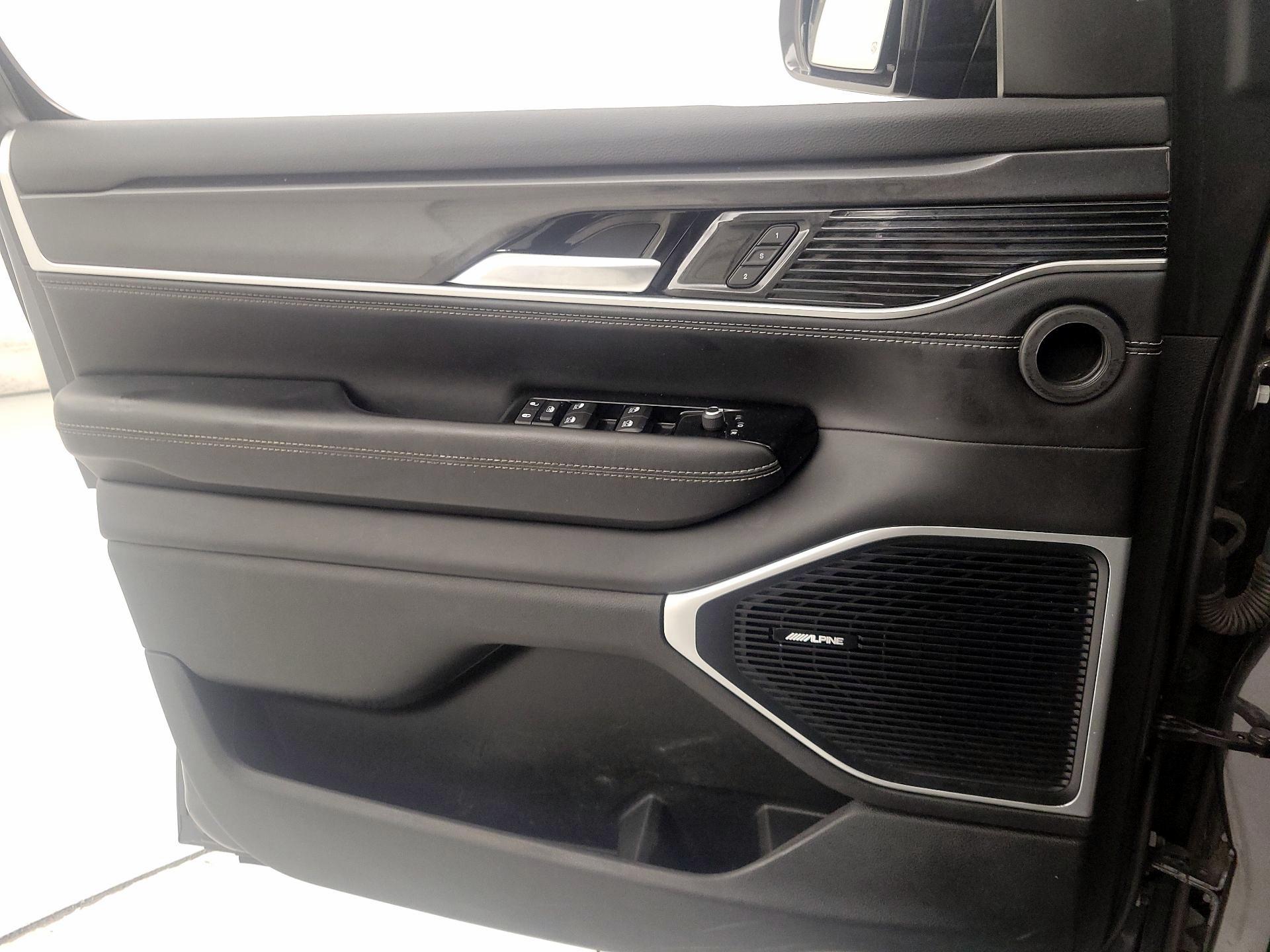 Thumbnail: 2022 Jeep Wagoneer - 12