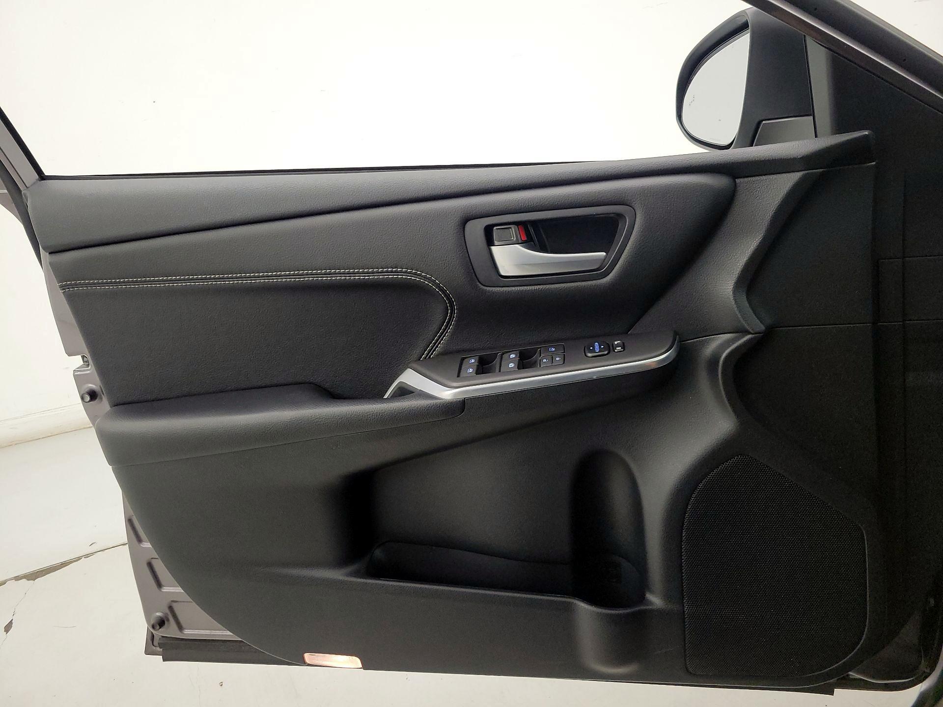 Thumbnail: 2016 Toyota Camry - 12
