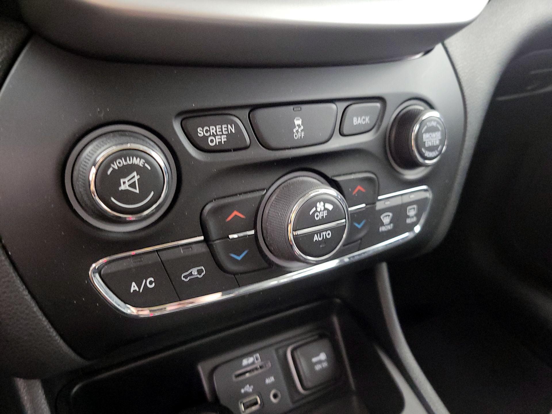 Thumbnail: 2014 Jeep Cherokee - 16