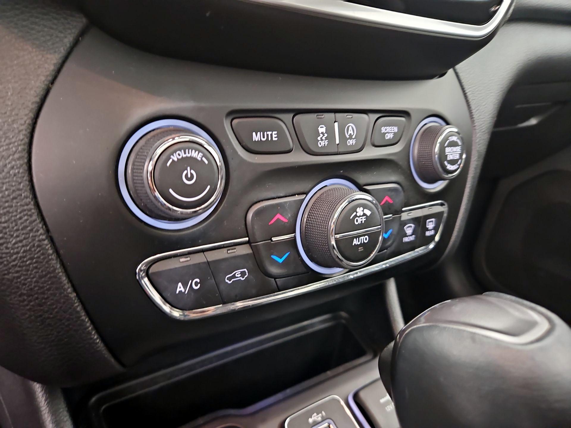 Thumbnail: 2020 Jeep Cherokee - 17