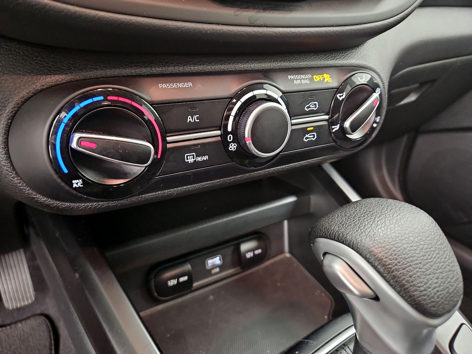 2024 Kia Soul LX - Photo 17