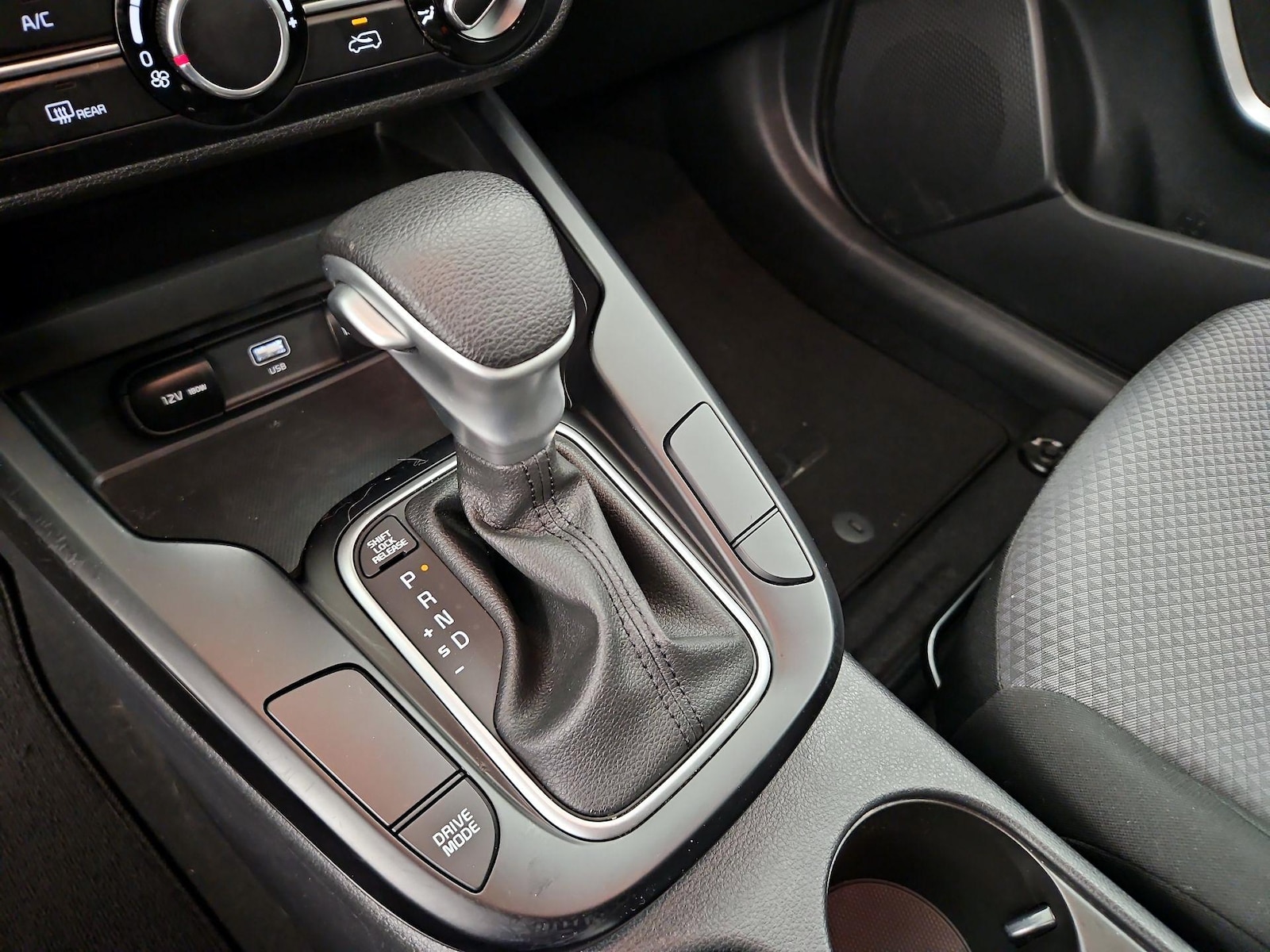 2024 Kia Soul LX - Photo 18