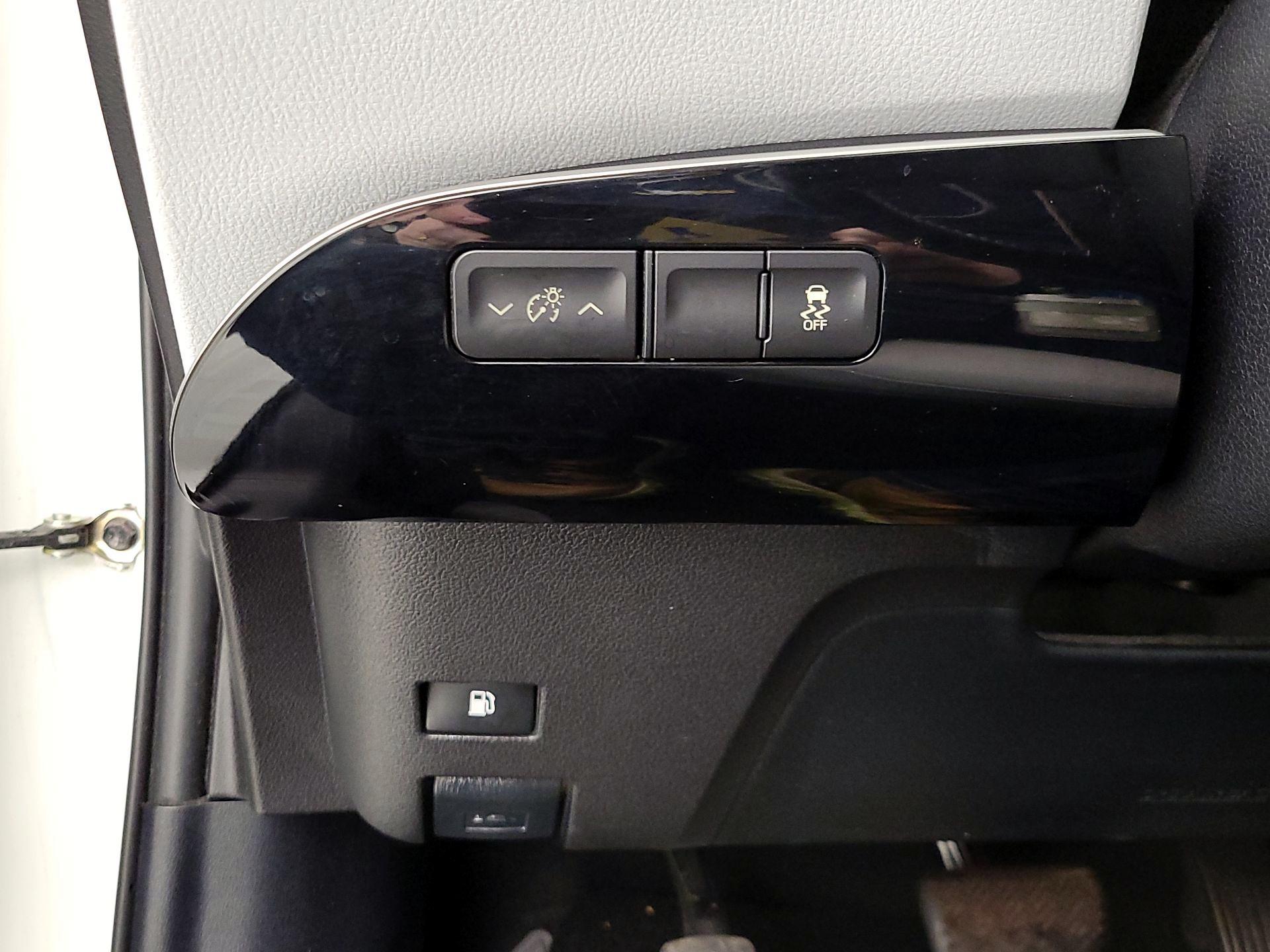 Thumbnail: 2016 Toyota Prius - 13