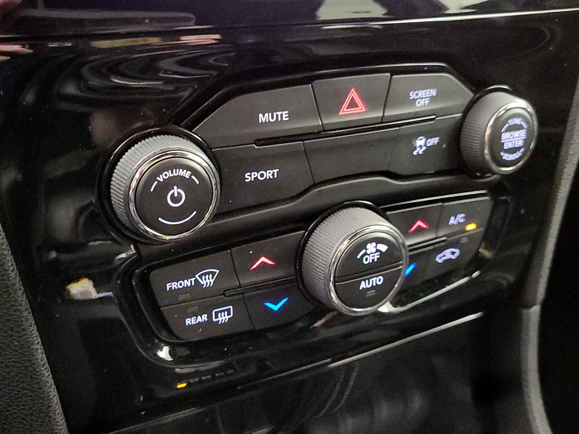 Thumbnail: 2019 Chrysler 300 - 16