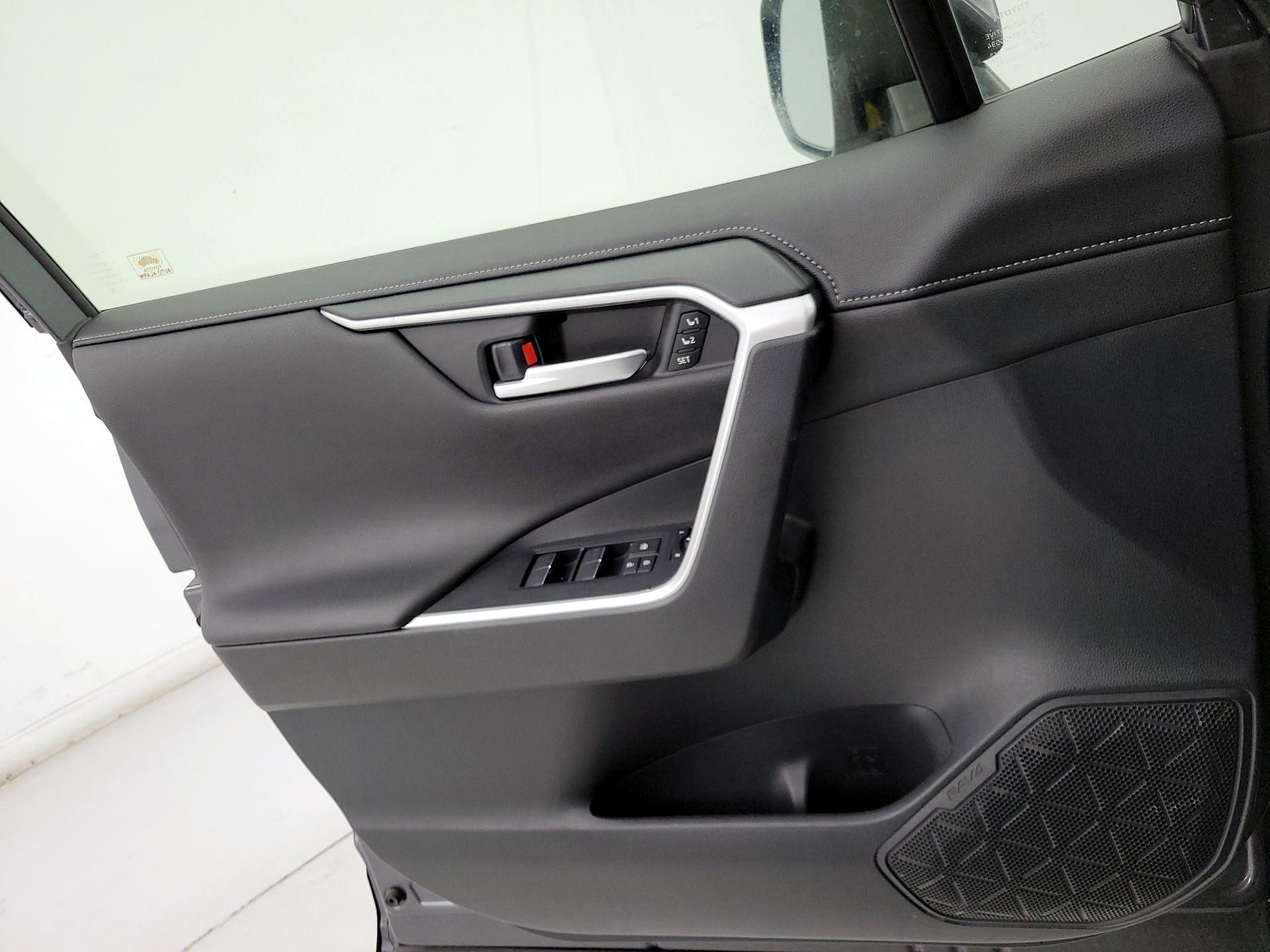 Thumbnail: 2020 Toyota RAV4 - 12