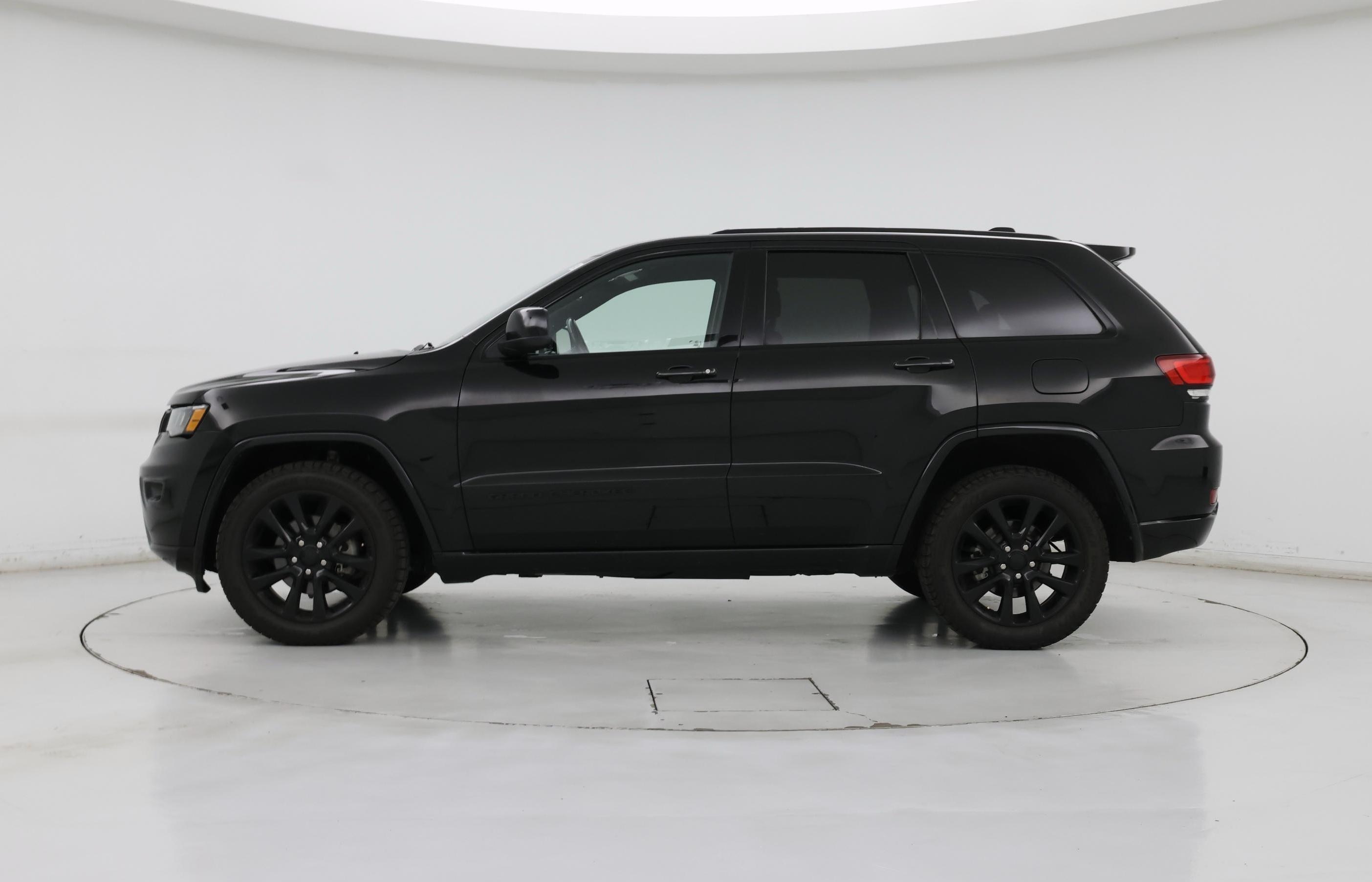 Thumbnail: 2018 Jeep Grand Cherokee - 3
