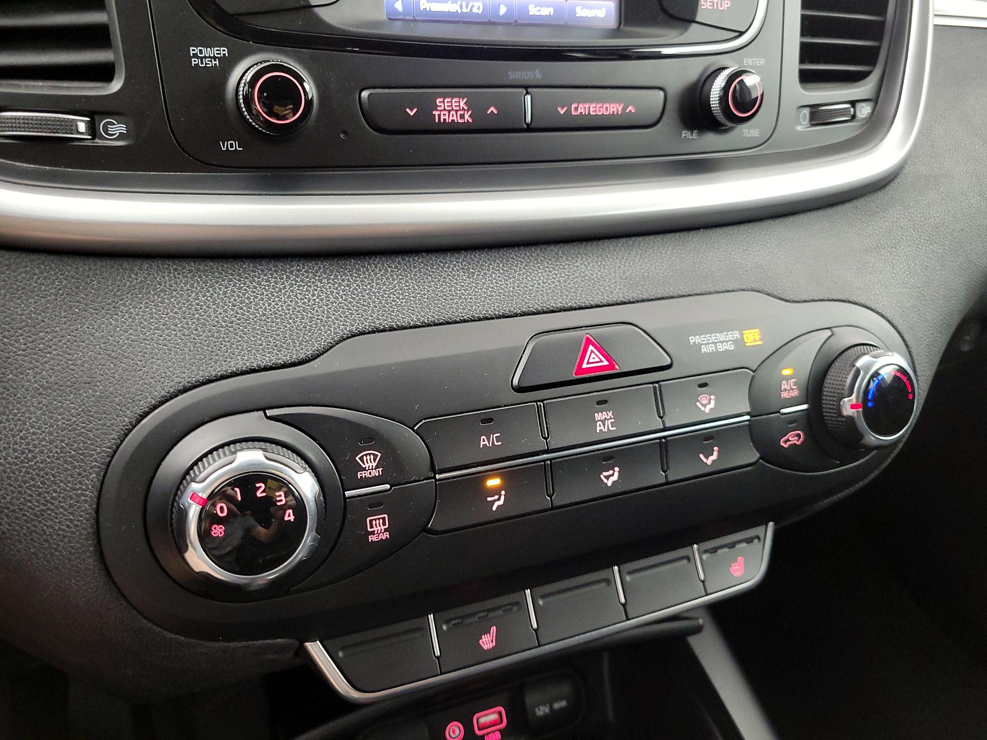 Thumbnail: 2016 Kia Sorento - 16
