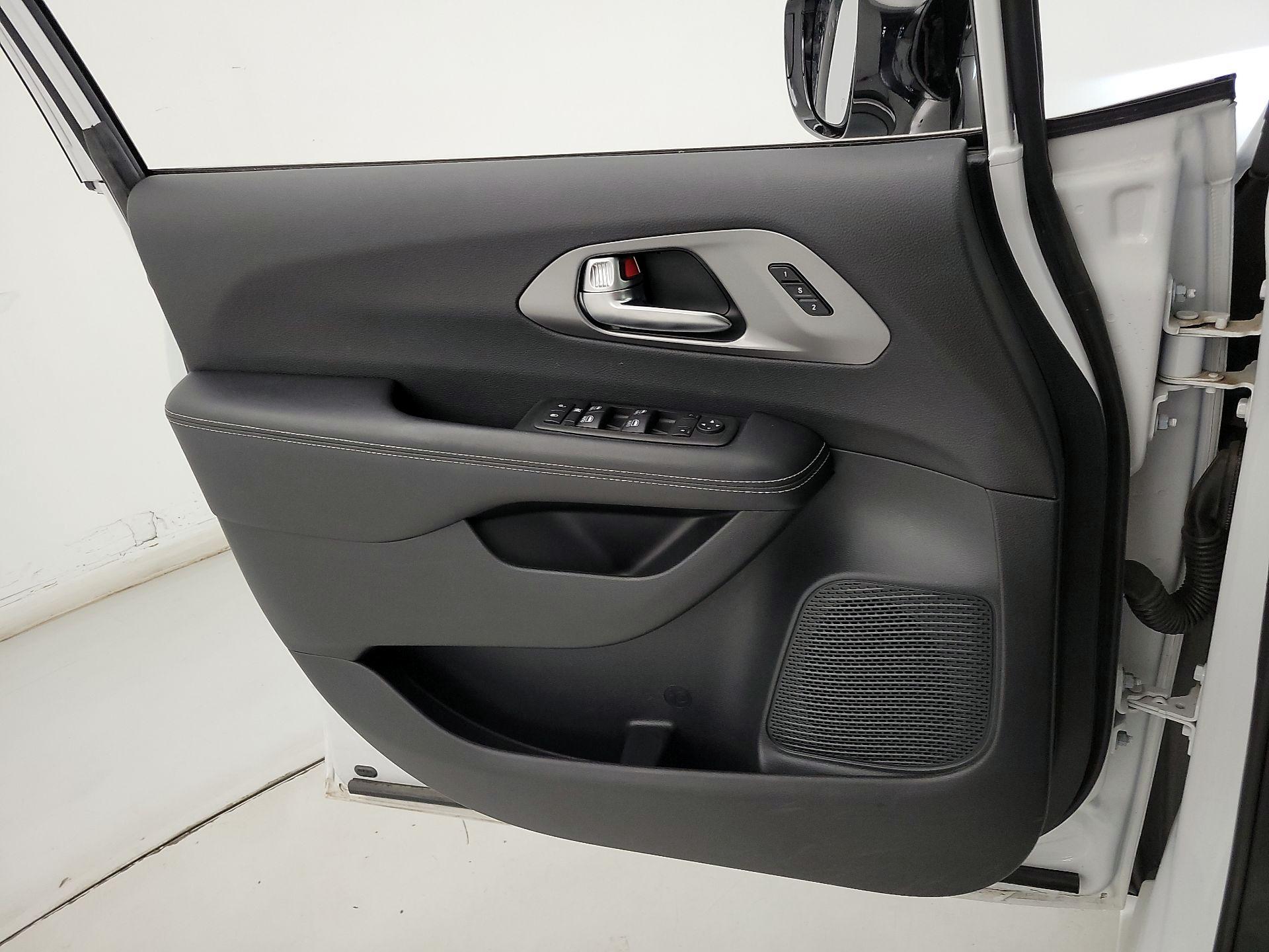 Thumbnail: 2025 Chrysler Pacifica - 12
