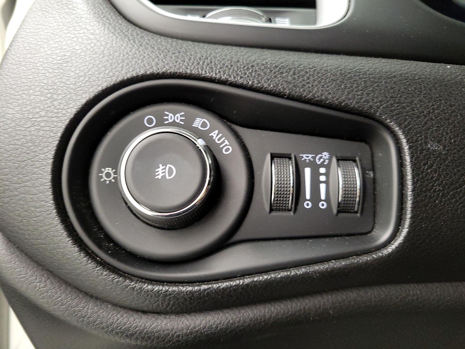 Thumbnail: 2018 Jeep Renegade - 13