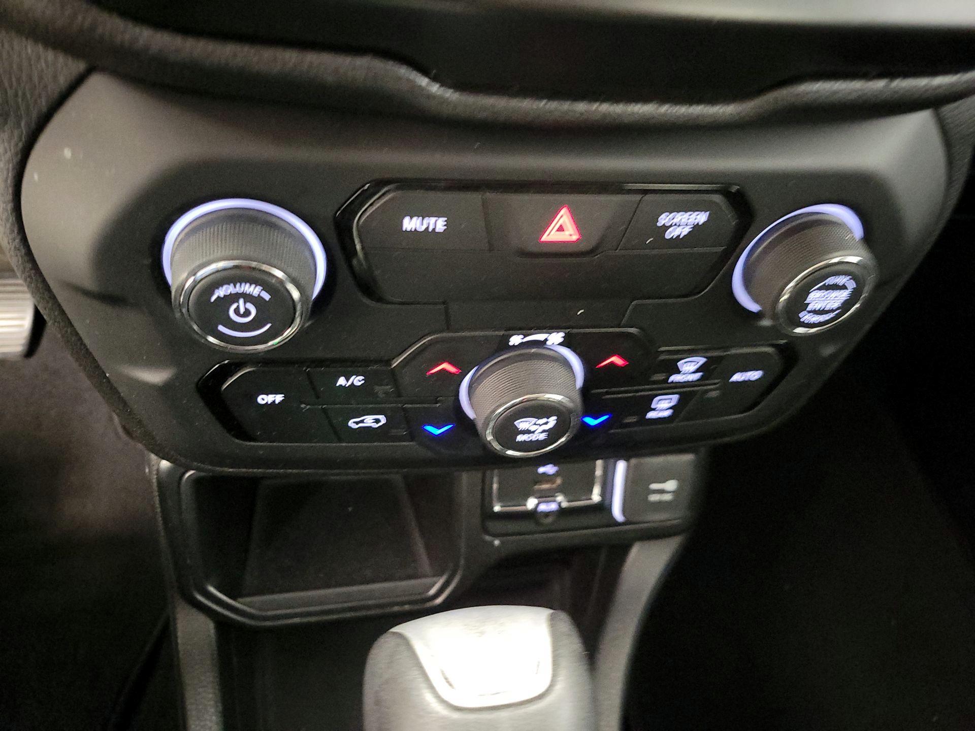 Thumbnail: 2018 Jeep Renegade - 16