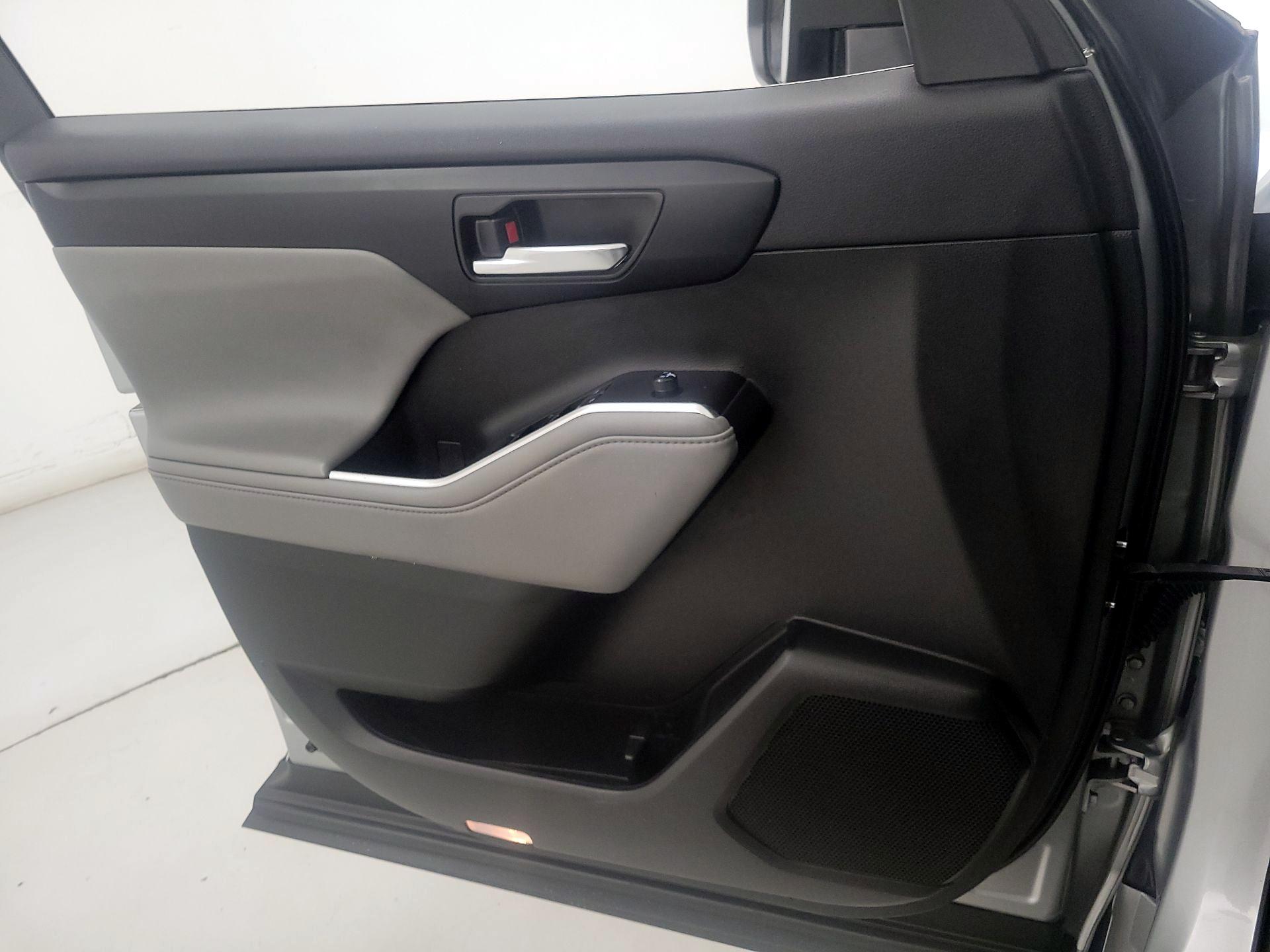 Thumbnail: 2022 Toyota Highlander - 12